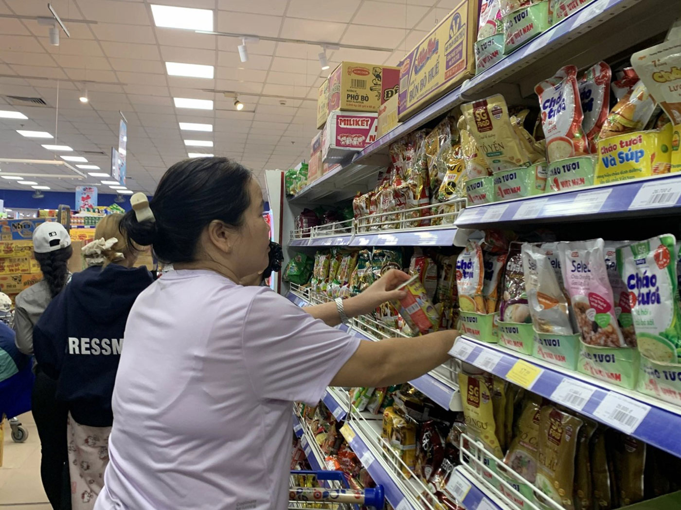 Saigon Co.op giảm sâu thực phẩm thiết yếu, san sẻ cùng người dân miền Trung trước bão  - Ảnh 5.