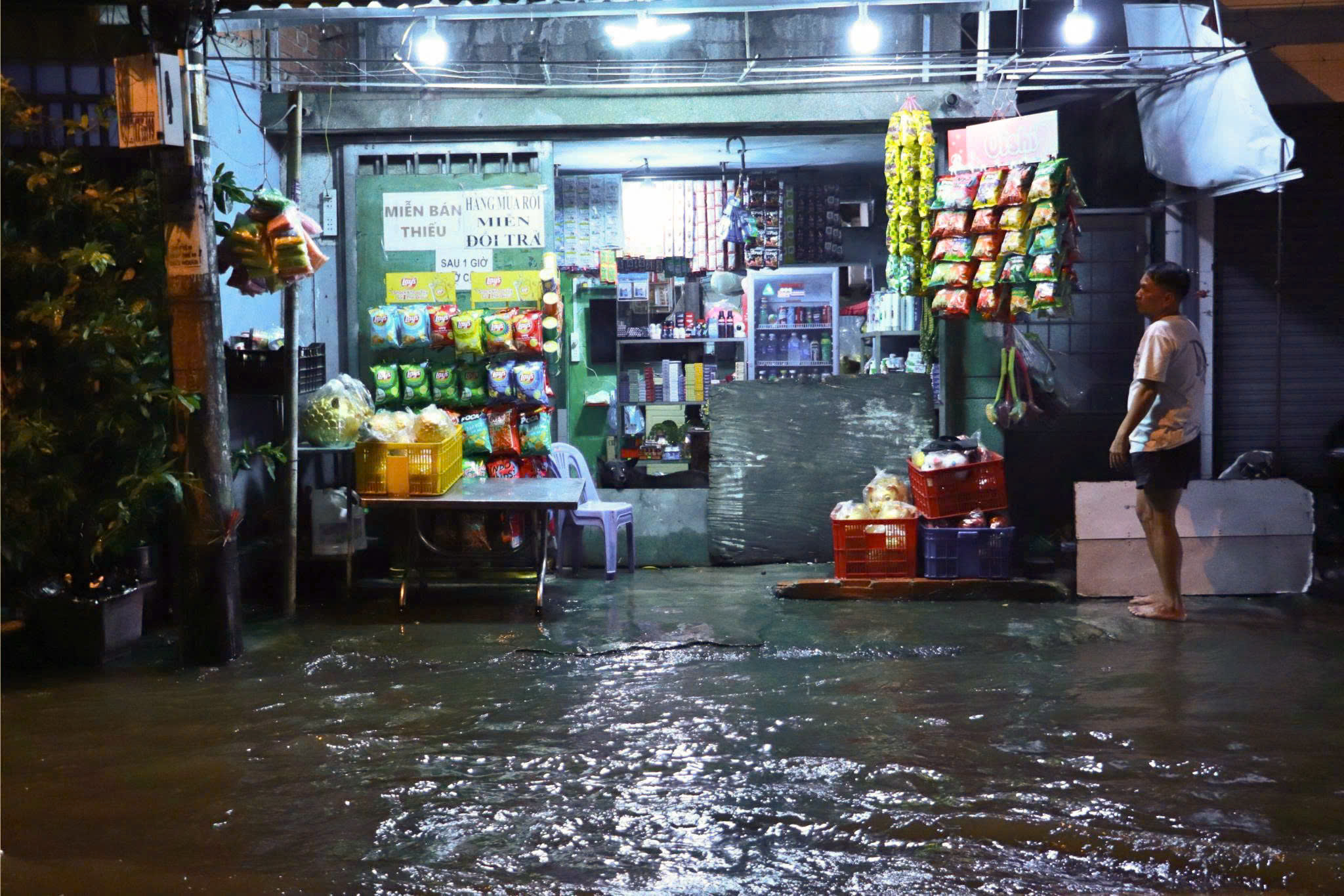 Triều cường ở TP.HCM vượt báo động 3: Người dân Bình Quới dọn ngập tới nửa đêm - Ảnh 4.