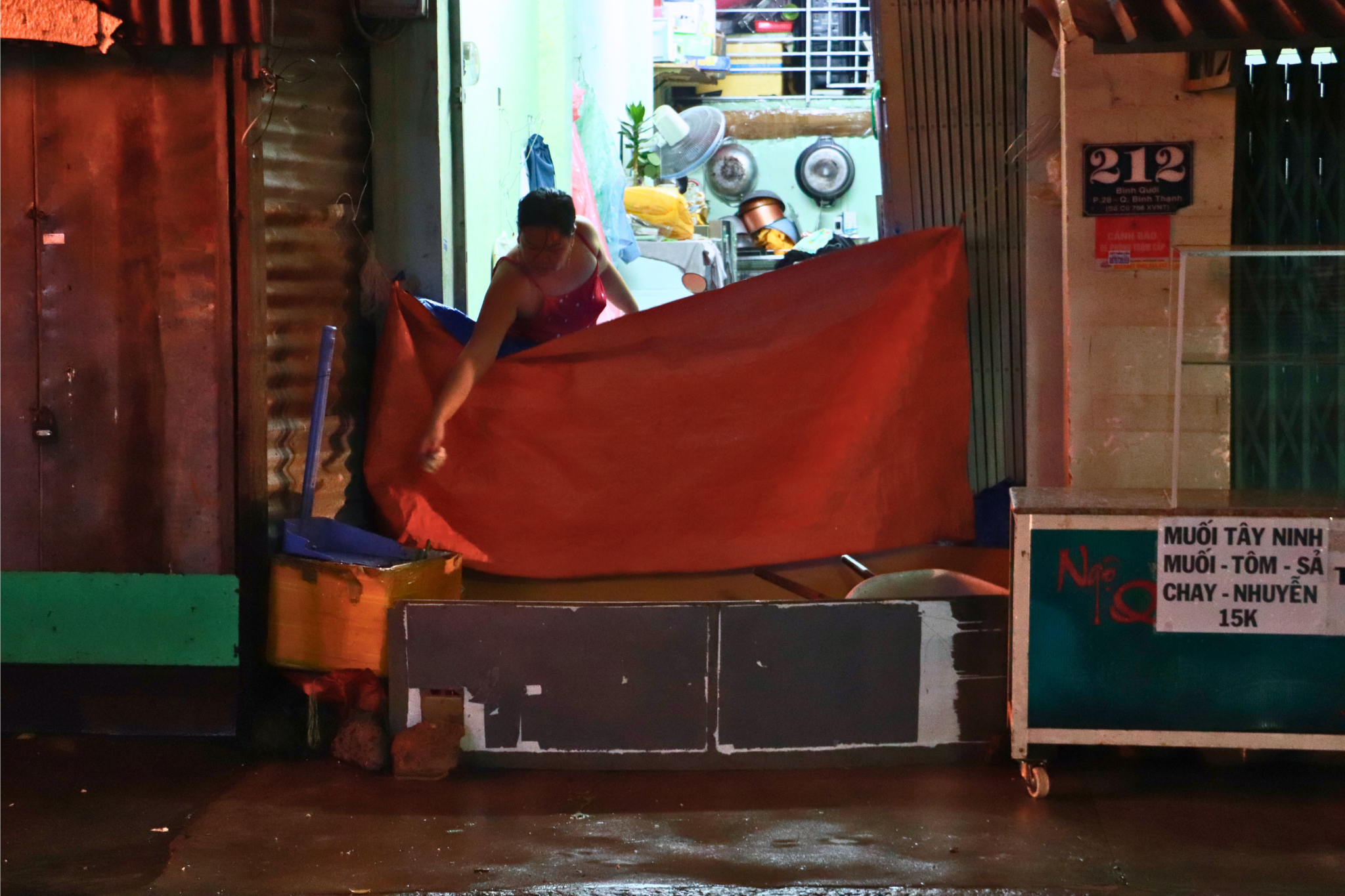 Triều cường ở TP.HCM vượt báo động 3: Người dân Bình Quới dọn ngập tới nửa đêm - Ảnh 5.