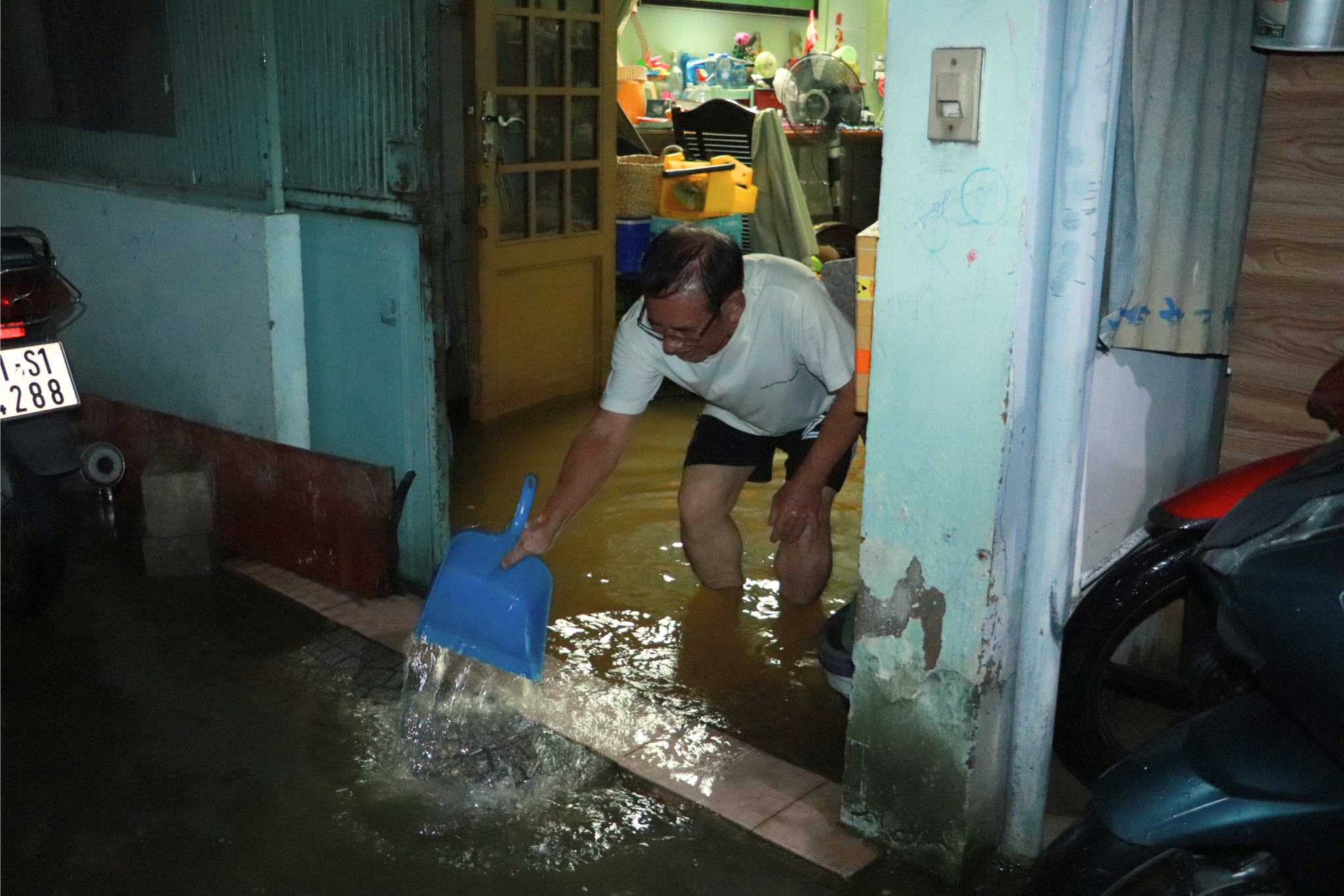 Triều cường ở TP.HCM vượt báo động 3: Người dân Bình Quới dọn ngập tới nửa đêm - Ảnh 3.