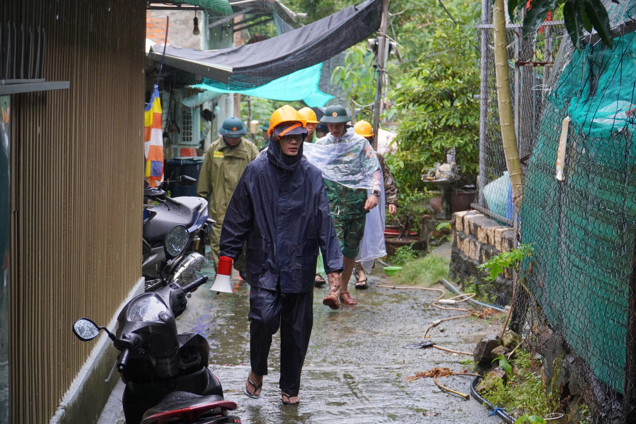 Khánh hòa gấp rút di dời dân tránh bão Kalmaegi: 237 Điểm nguy cơ sạt lở - Ảnh 1.