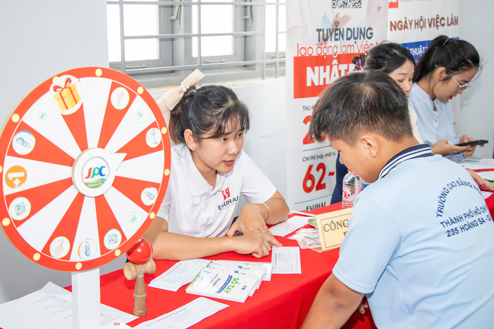 Hàng nghìn việc làm lương 15 - 20 triệu đồng/tháng đang tuyển gấp ở TP.HCM- Ảnh 2. Hàng nghìn việc làm lương 15 - 20 triệu đồng/tháng đang tuyển gấp ở TP.HCM- Ảnh 2.