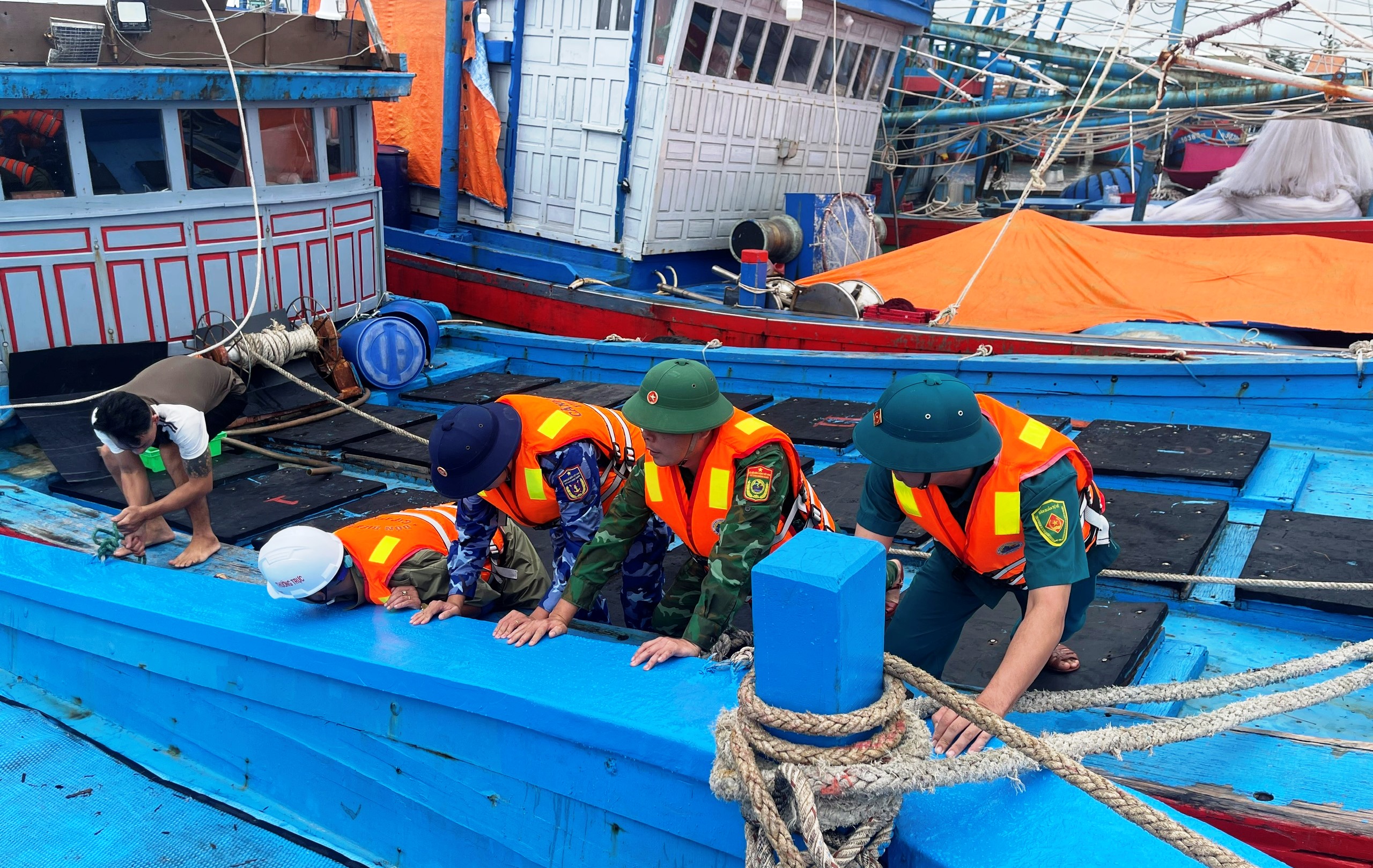 Bộ đội biên phòng TP.Đà Nẵng tổng lực ứng phó bão Kalmaegi - Ảnh 6.