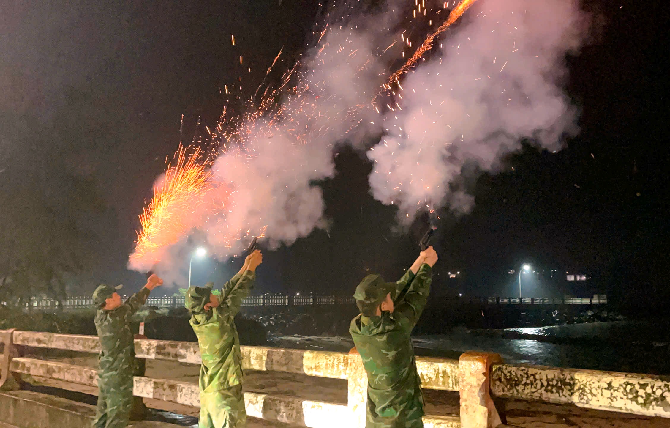 Bộ đội biên phòng TP.Đà Nẵng tổng lực ứng phó bão Kalmaegi - Ảnh 1.