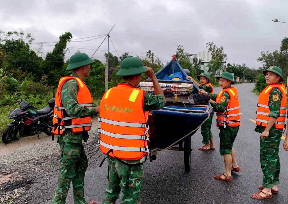Bộ đội biên phòng TP.Đà Nẵng tổng lực ứng phó bão Kalmaegi - Ảnh 13.
