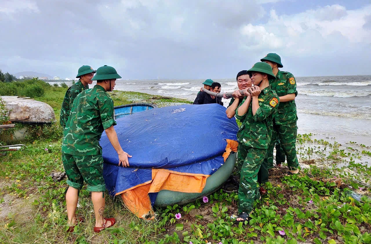 Bộ đội biên phòng TP.Đà Nẵng tổng lực ứng phó bão Kalmaegi - Ảnh 12.