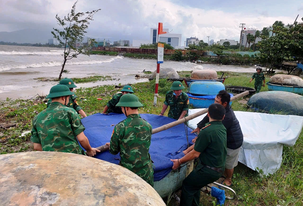 Bộ đội biên phòng TP.Đà Nẵng tổng lực ứng phó bão Kalmaegi - Ảnh 11.