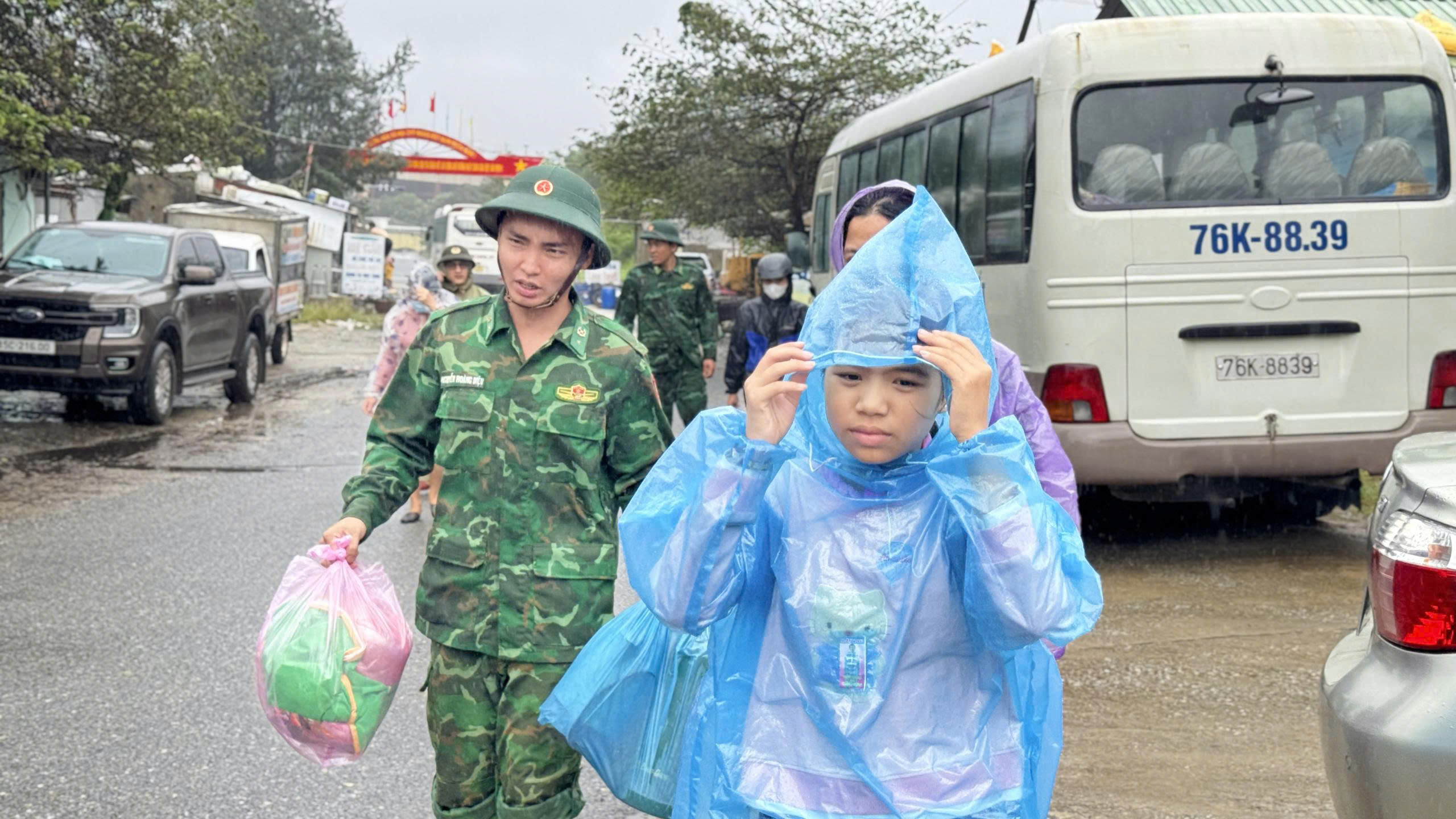 Các địa phương ở Quảng Ngãi đang chạy đua với bão Kalmaegi di dời dân - Ảnh 5.