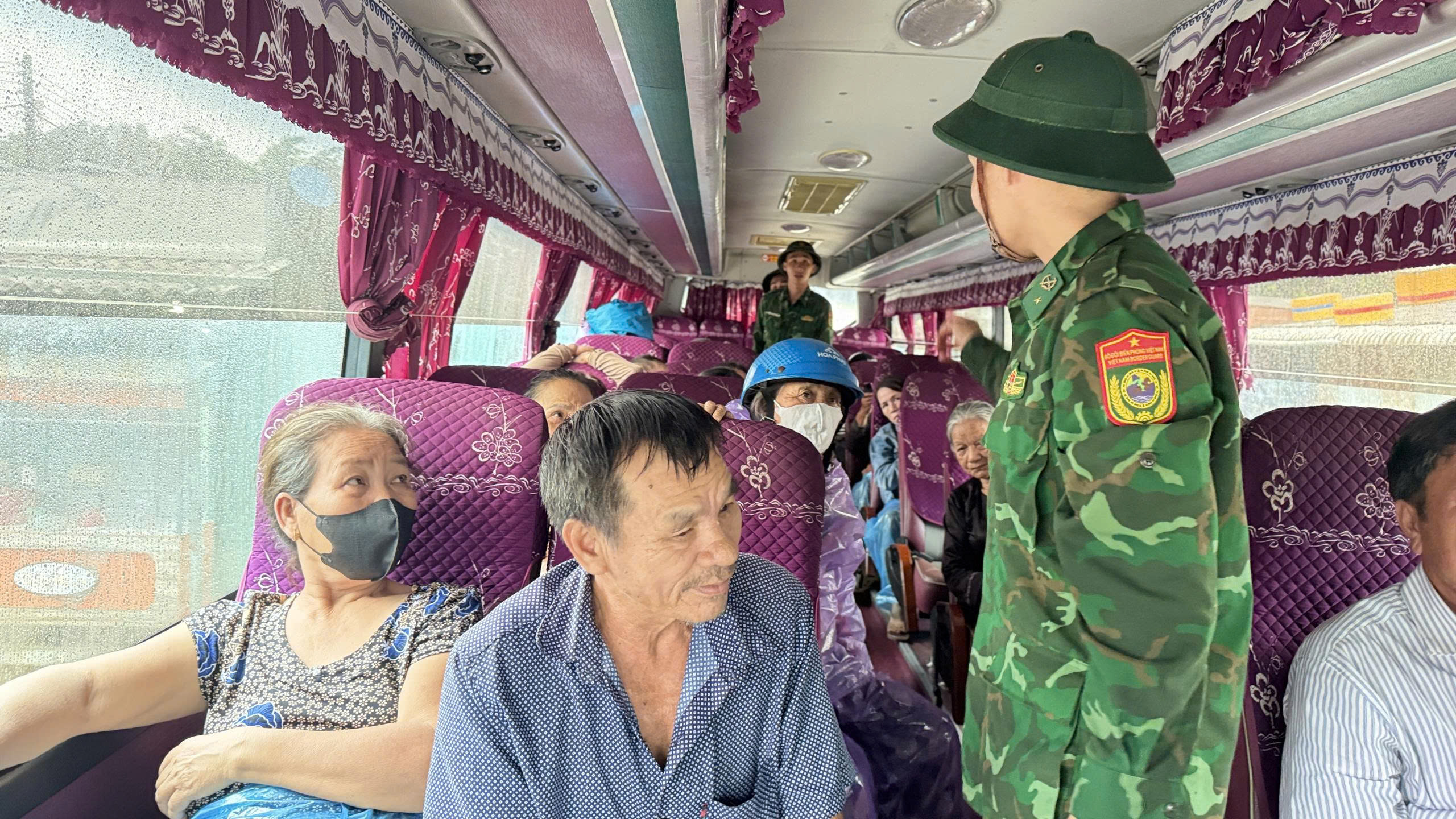 Các địa phương ở Quảng Ngãi đang chạy đua với bão Kalmaegi di dời dân - Ảnh 4.