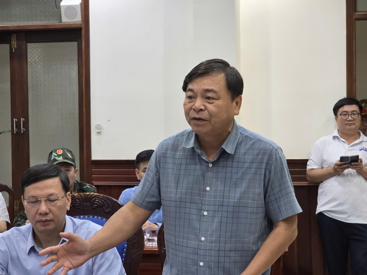 Phó thủ tướng Trần Hồng Hà: Không được hạ cấp độ ứng phó với bão Kalmaegi - Ảnh 2.