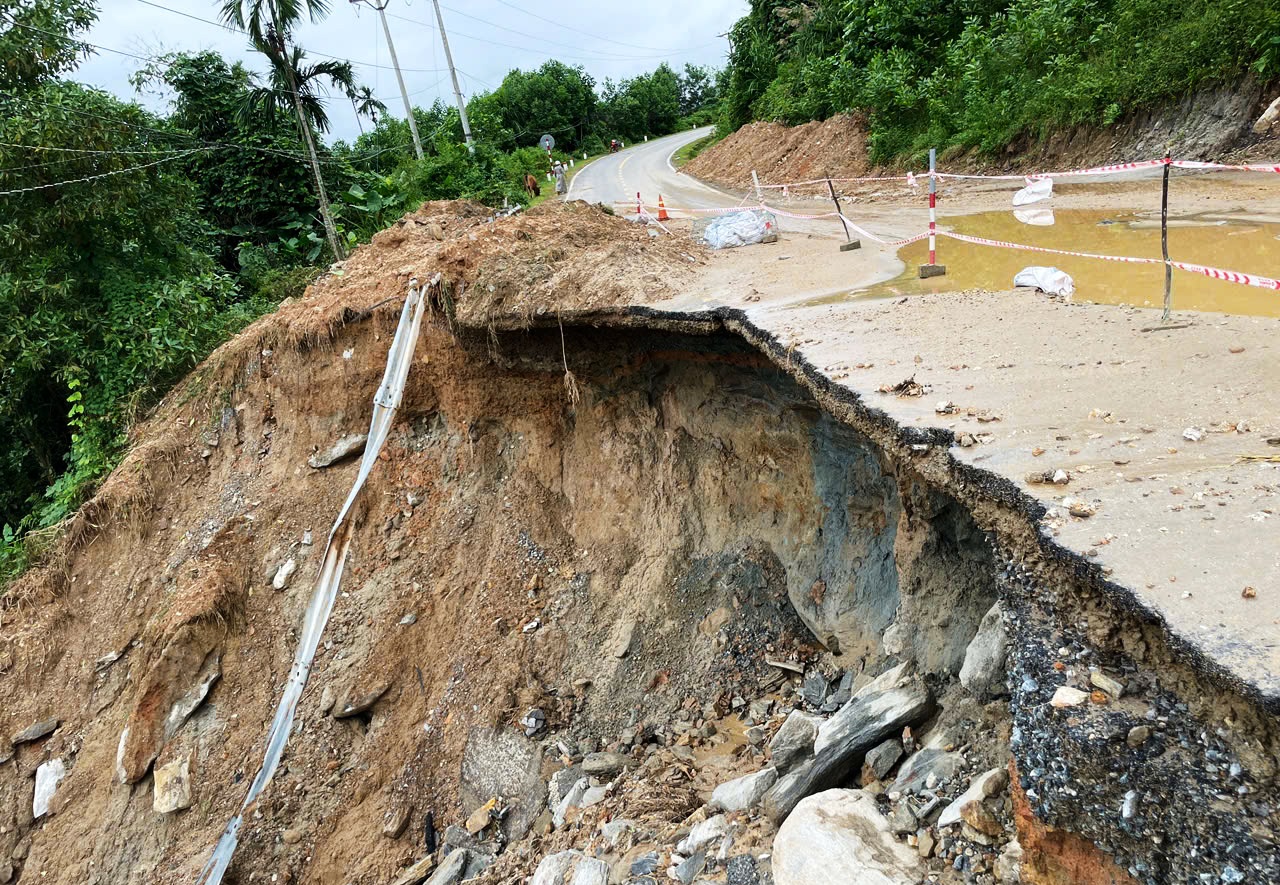 Cận cảnh đường huyết mạch sạt lở khiến 7.000 người dân bị cô lập nhiều ngày liền - Ảnh 10.