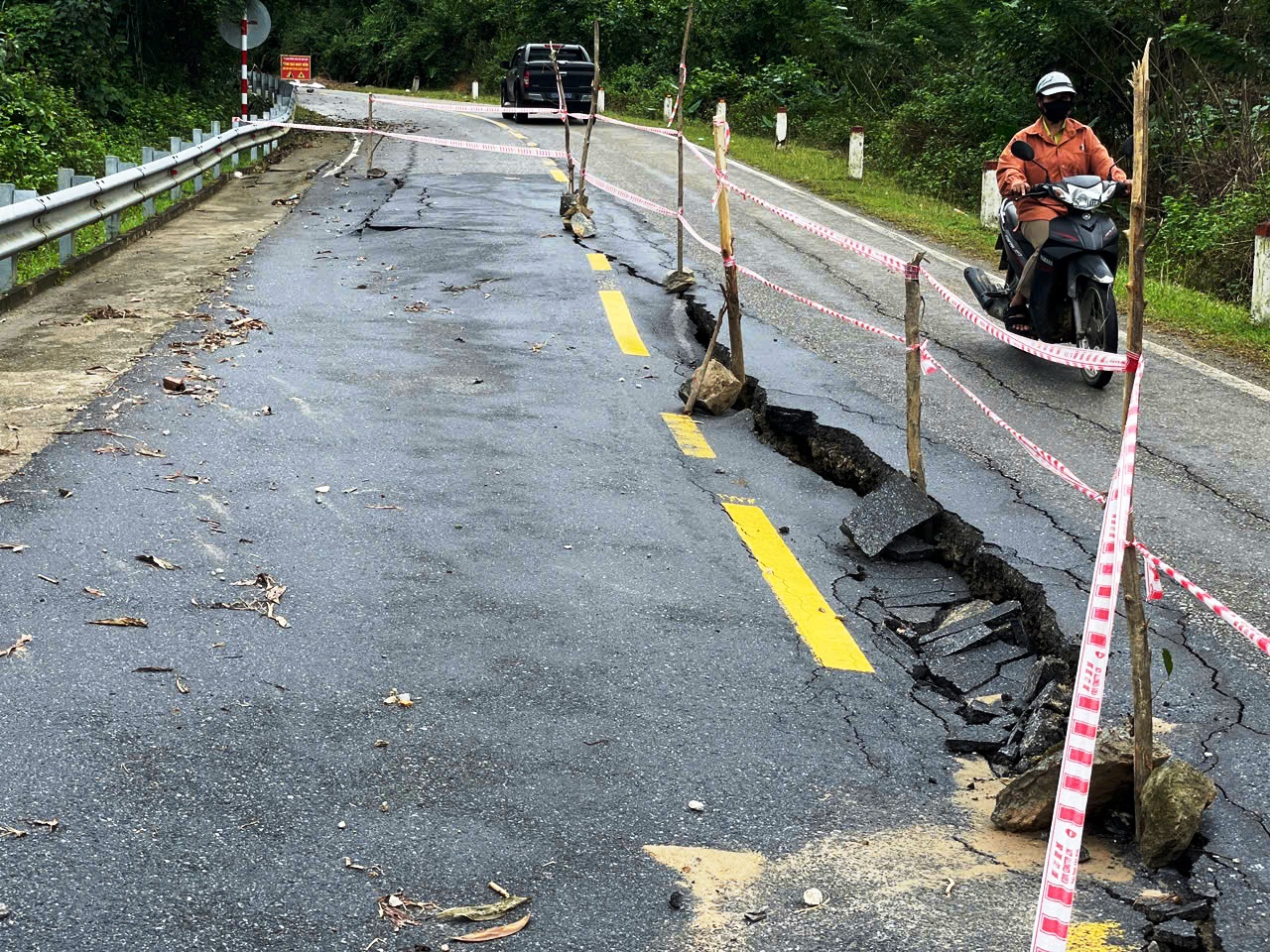 Cận cảnh đường huyết mạch sạt lở khiến 7.000 người dân bị cô lập nhiều ngày liền - Ảnh 7.