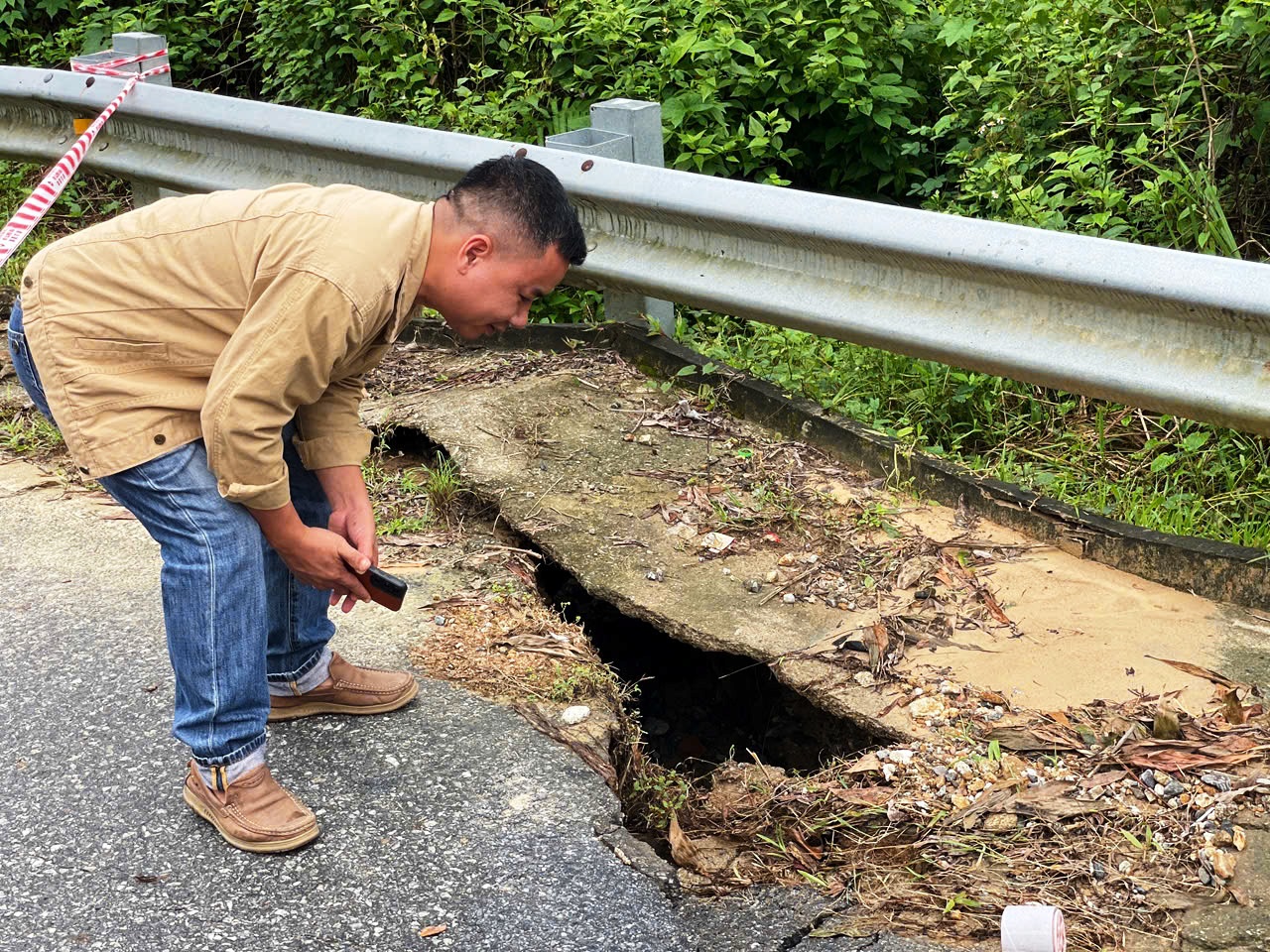 Cận cảnh đường huyết mạch sạt lở khiến 7.000 người dân bị cô lập nhiều ngày liền - Ảnh 5.