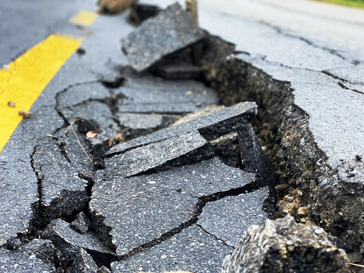 Cận cảnh đường huyết mạch sạt lở khiến 7.000 người dân bị cô lập nhiều ngày liền - Ảnh 3.