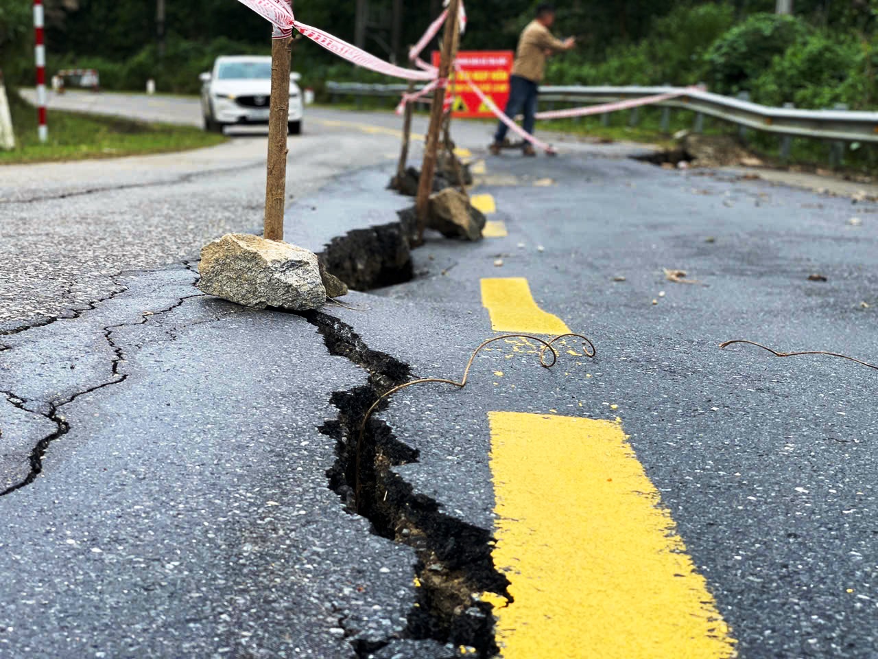 Cận cảnh đường huyết mạch sạt lở khiến 7.000 người dân bị cô lập nhiều ngày liền - Ảnh 2.