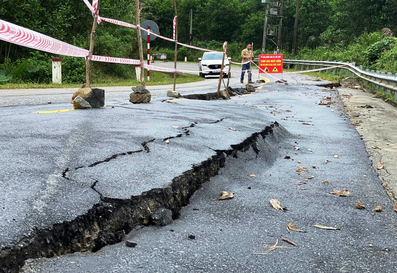 Cận cảnh đường huyết mạch sạt lở khiến 7.000 người dân bị cô lập nhiều ngày liền - Ảnh 4.