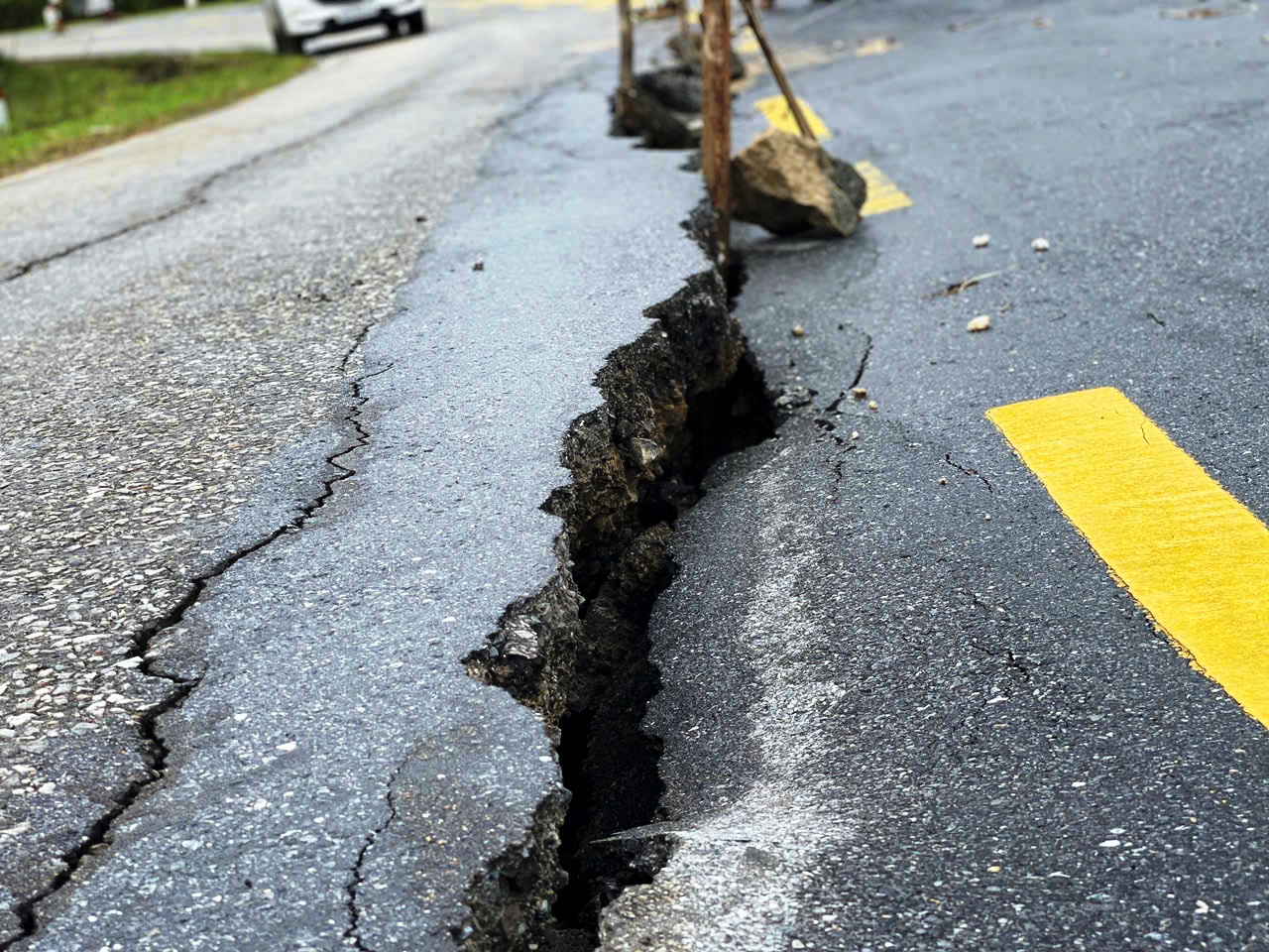 Cận cảnh đường huyết mạch sạt lở khiến 7.000 người dân bị cô lập nhiều ngày liền - Ảnh 6.