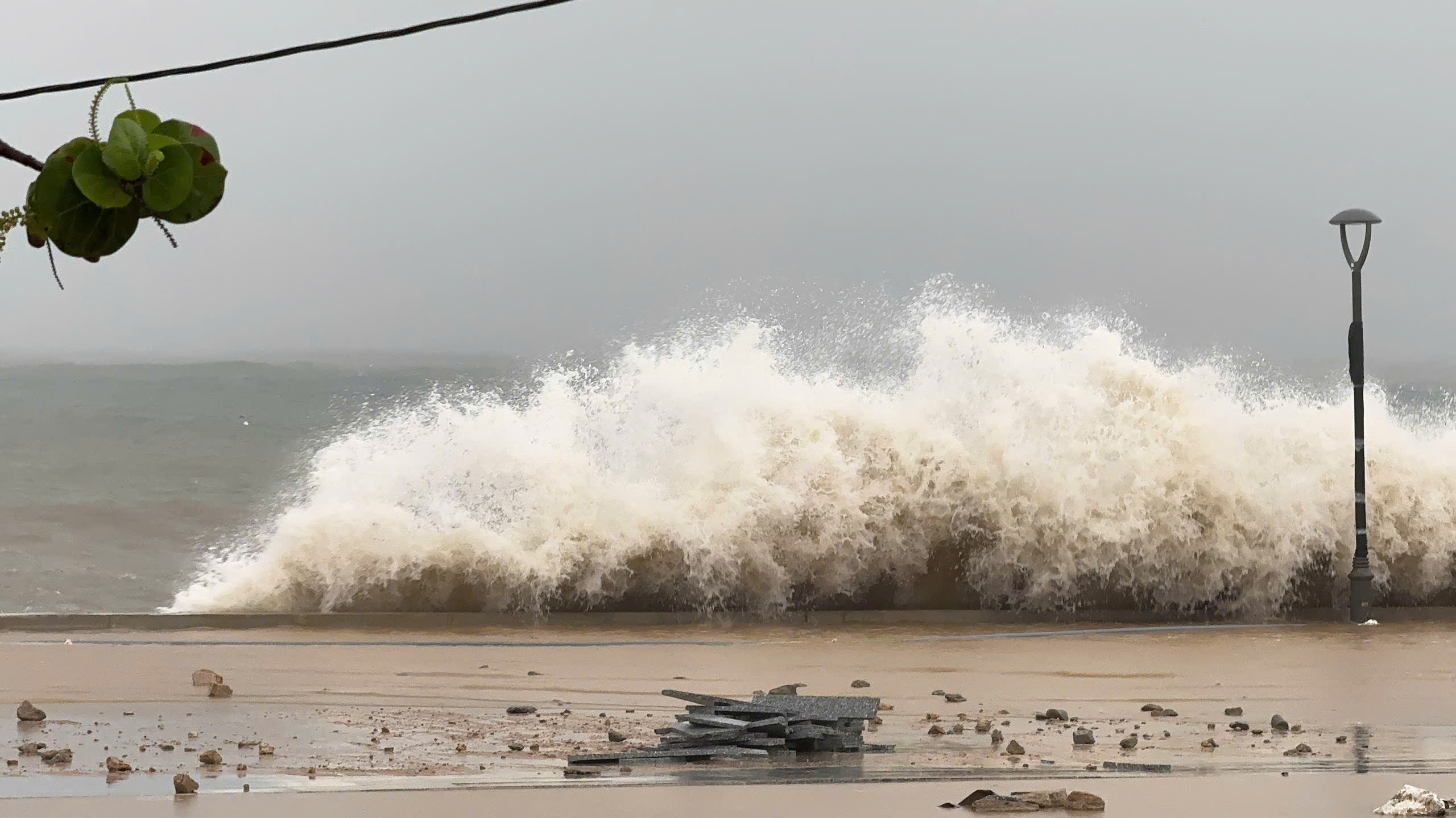 Gia Lai cấm người dân ra đường trước giờ bão Kalmaegi đổ bộ - Ảnh 2.