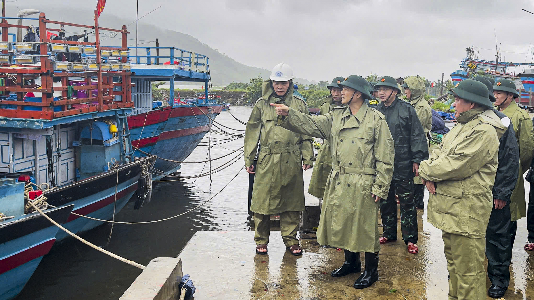 Bộ Quốc phòng kiểm tra, chỉ đạo ứng phó bão Kalmaegi tại Quảng Ngãi - Ảnh 1.