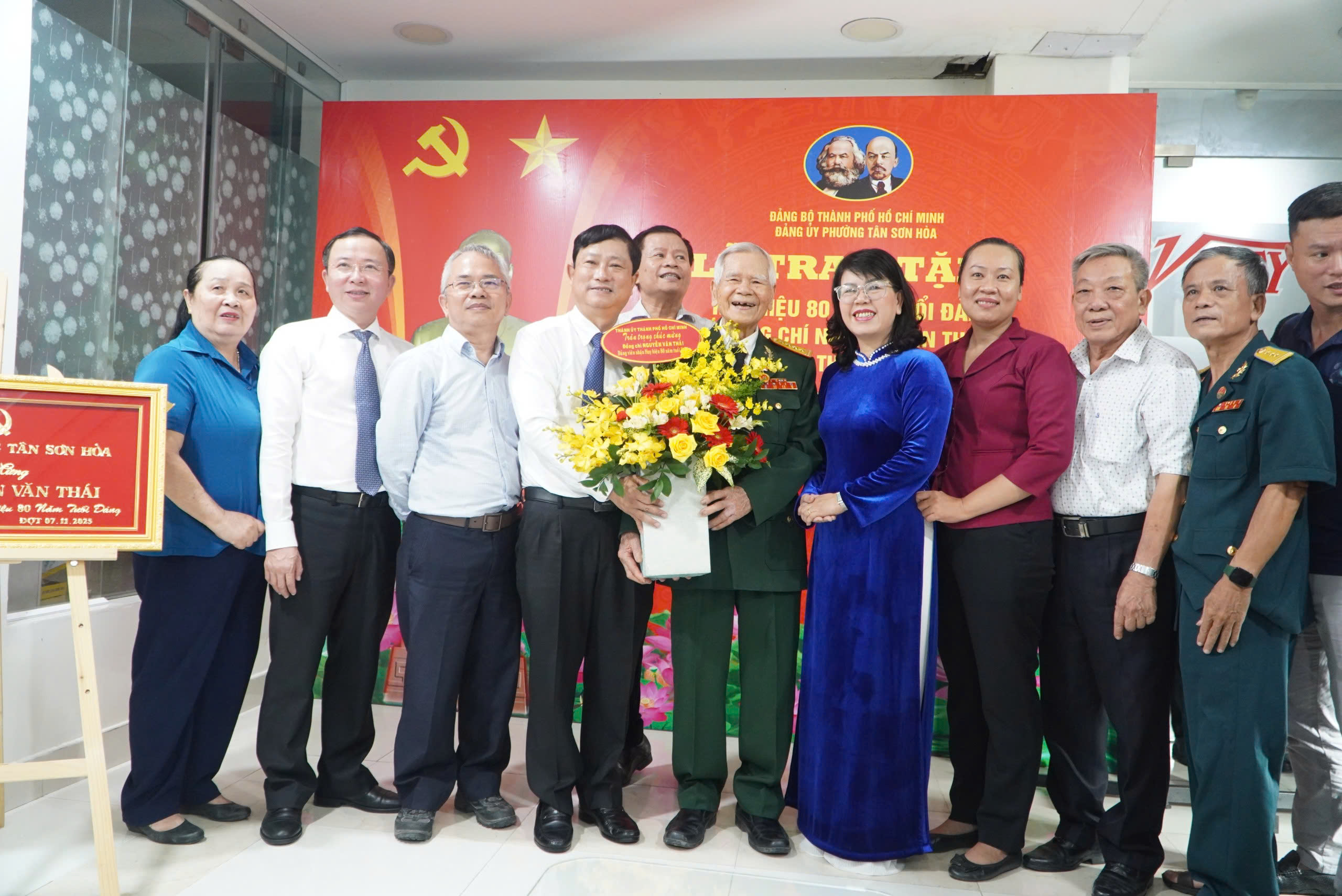 Chủ tịch HĐND TP.HCM Võ Văn Minh trao huy hiệu 80 năm tuổi Đảng- Ảnh 2. Chủ tịch HĐND TP.HCM Võ Văn Minh trao huy hiệu 80 năm tuổi Đảng- Ảnh 2.