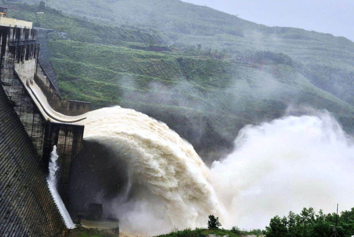 Ứng phó bão Kalmaegi: Thủy điện thông báo điều tiết xả lũ lưu lượng 2.000 m3/giây - Ảnh 1.
