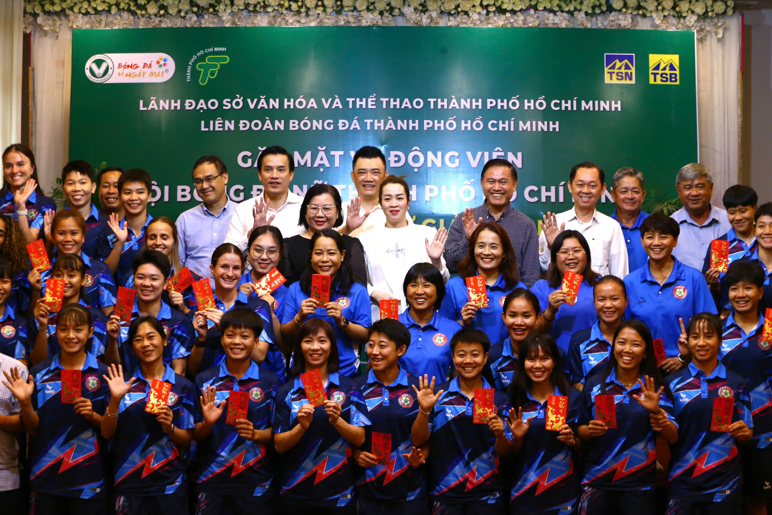 ສະໂມສອນແມ່ຍິງນະຄອນໂຮ່ຈີມິນເຕົ້າໂຮມກັບ 'ວິລະຊົນບານເຕະໂລກ' ເພື່ອຍາດໄດ້ໄຊຊະນະໃນການແຂ່ງຂັນເຕະບານຍິງອາຊີ C1 - ຮູບທີ 1. CLB nữ TP.HCM tái hợp 'người hùng World Cup', quyết thắng ở Cúp C1 nữ châu Á- Ảnh 1.