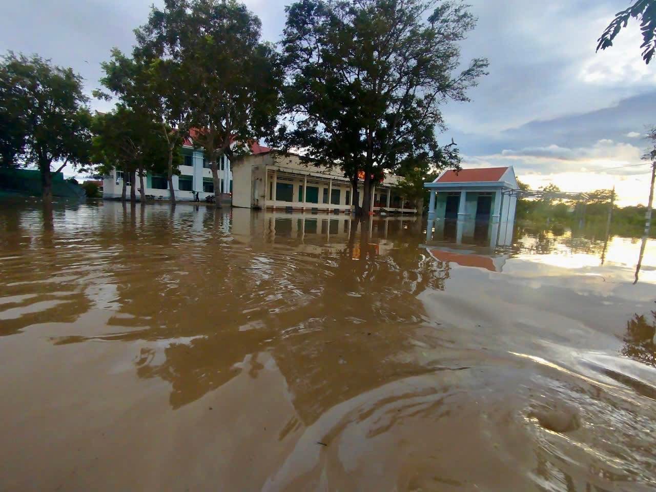 Gia Lai: Quốc lộ 25, đường Trường Sơn Đông bị chia cắt do bão Kalmaegi - Ảnh 5.