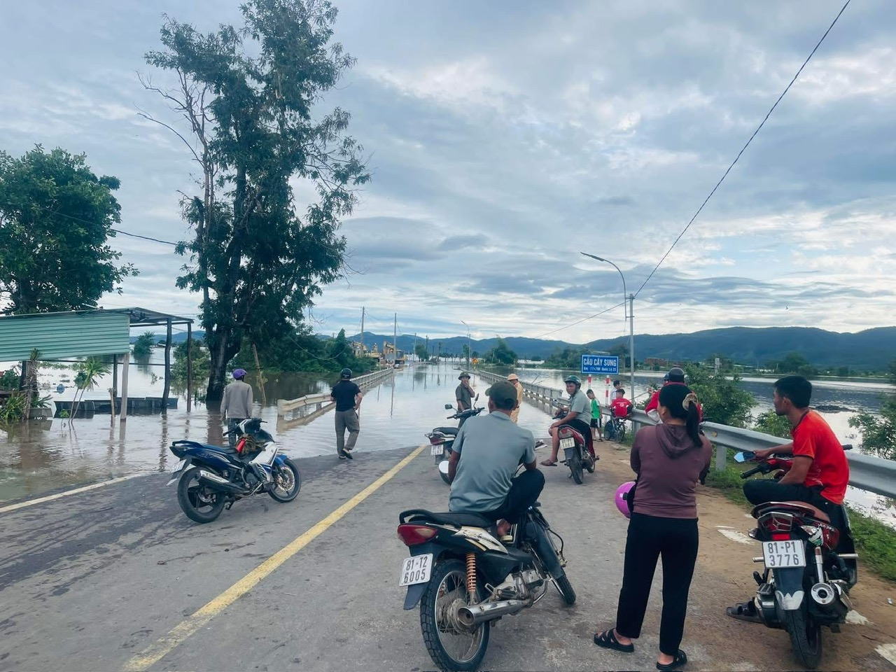 Gia Lai: Quốc lộ 25, đường Trường Sơn Đông bị chia cắt do bão Kalmaegi - Ảnh 4.