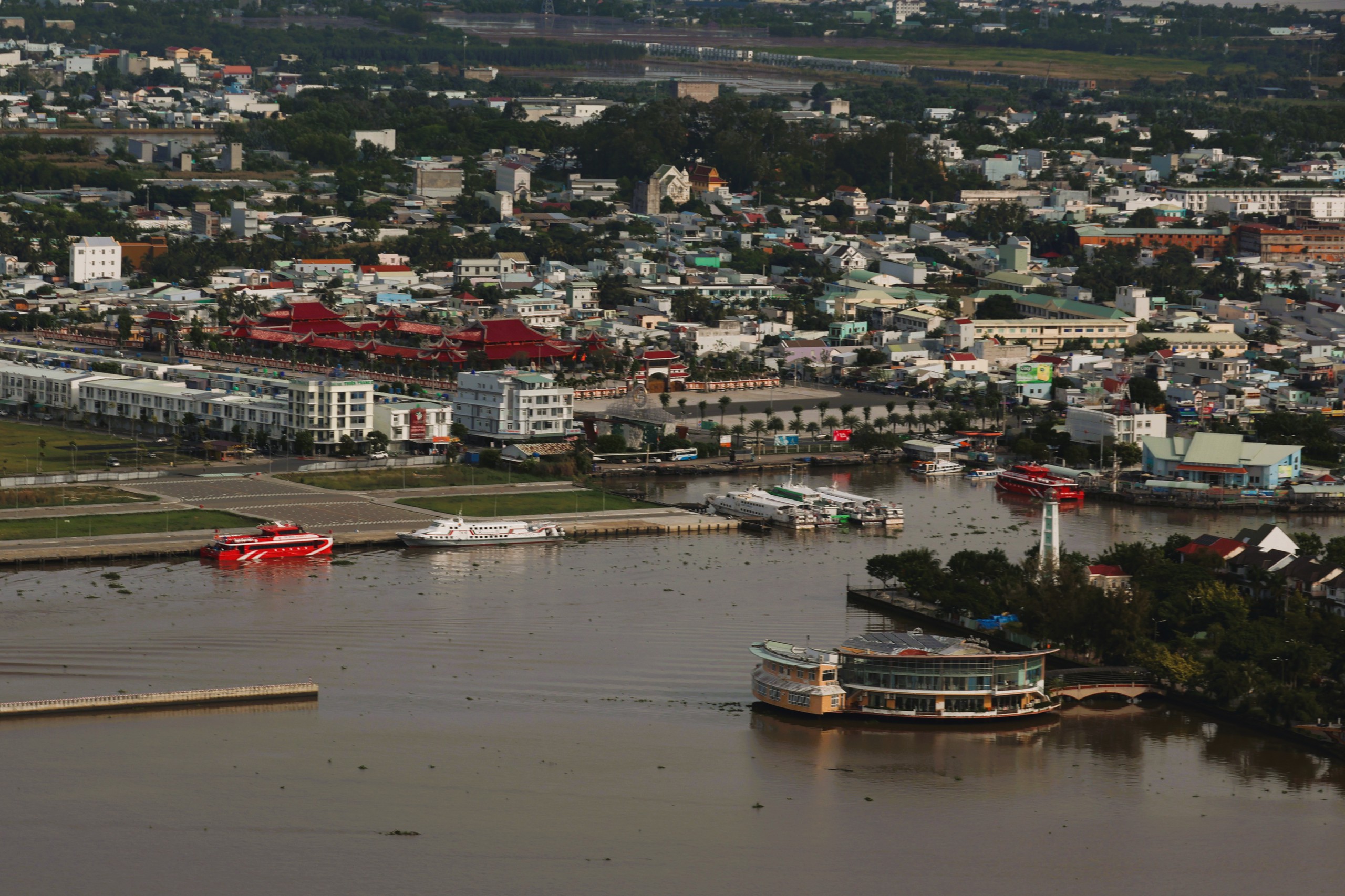 Phường Rạch Giá đông dân nhất cả nước, nhìn từ trực thăng quân sự- Ảnh 7. Phường Rạch Giá đông dân nhất cả nước, nhìn từ trực thăng quân sự- Ảnh 7.