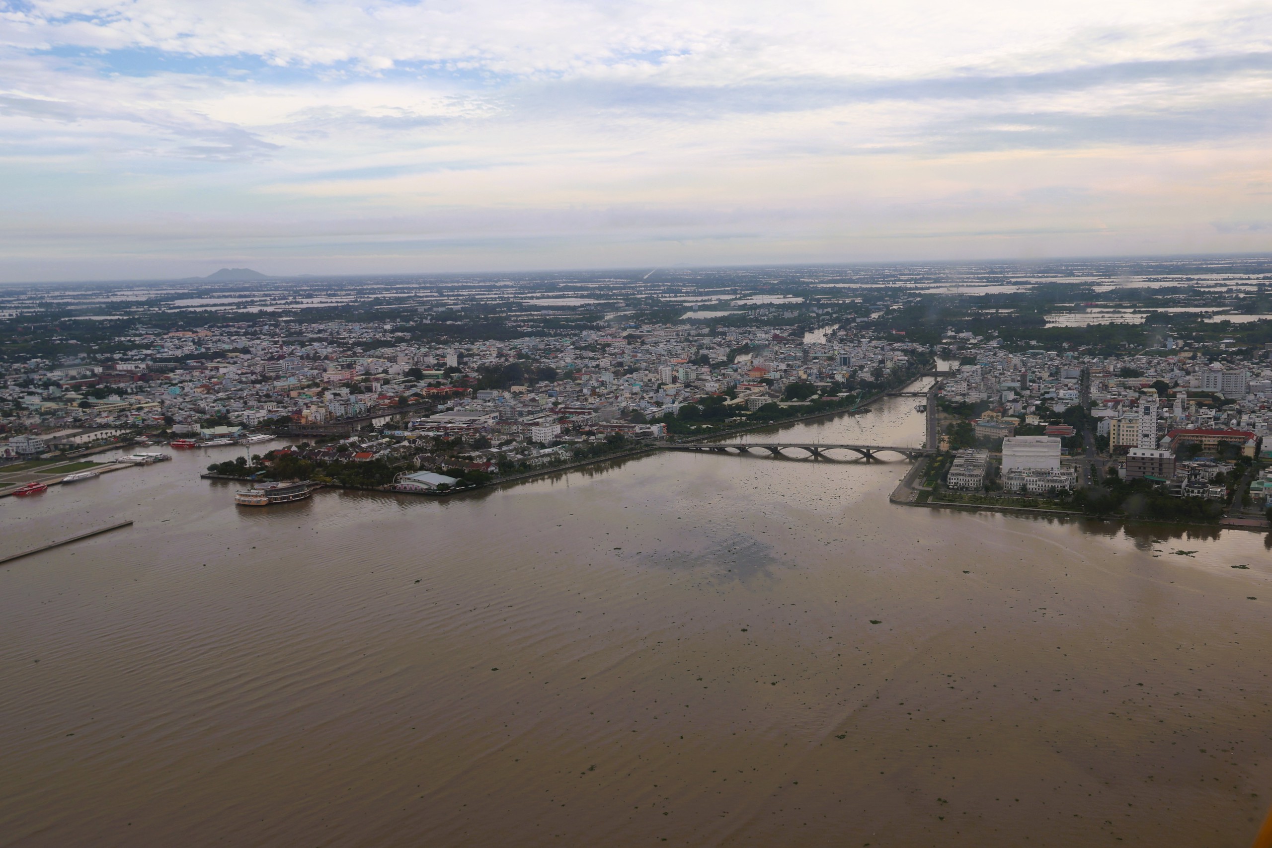 Phường Rạch Giá đông dân nhất cả nước, nhìn từ trực thăng quân sự- Ảnh 16. Phường Rạch Giá đông dân nhất cả nước, nhìn từ trực thăng quân sự- Ảnh 16.