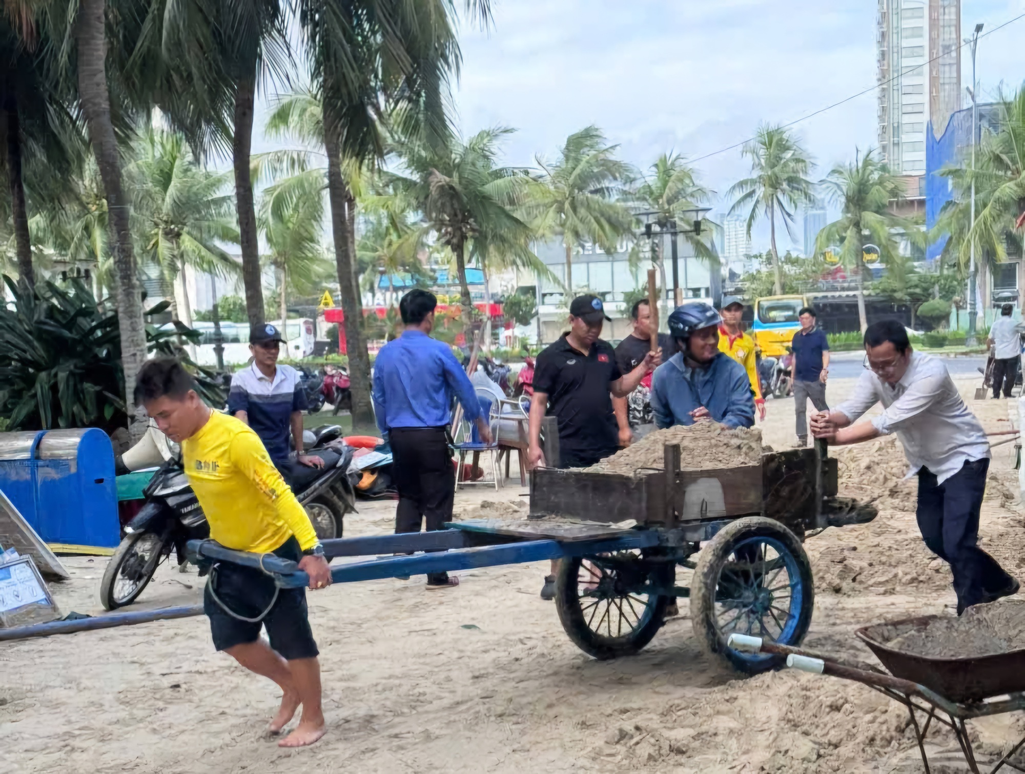 Đà Nẵng ngổn ngang sau bão Kalmaegi, lực lượng vũ trang xắn tay khắc phục - Ảnh 2.