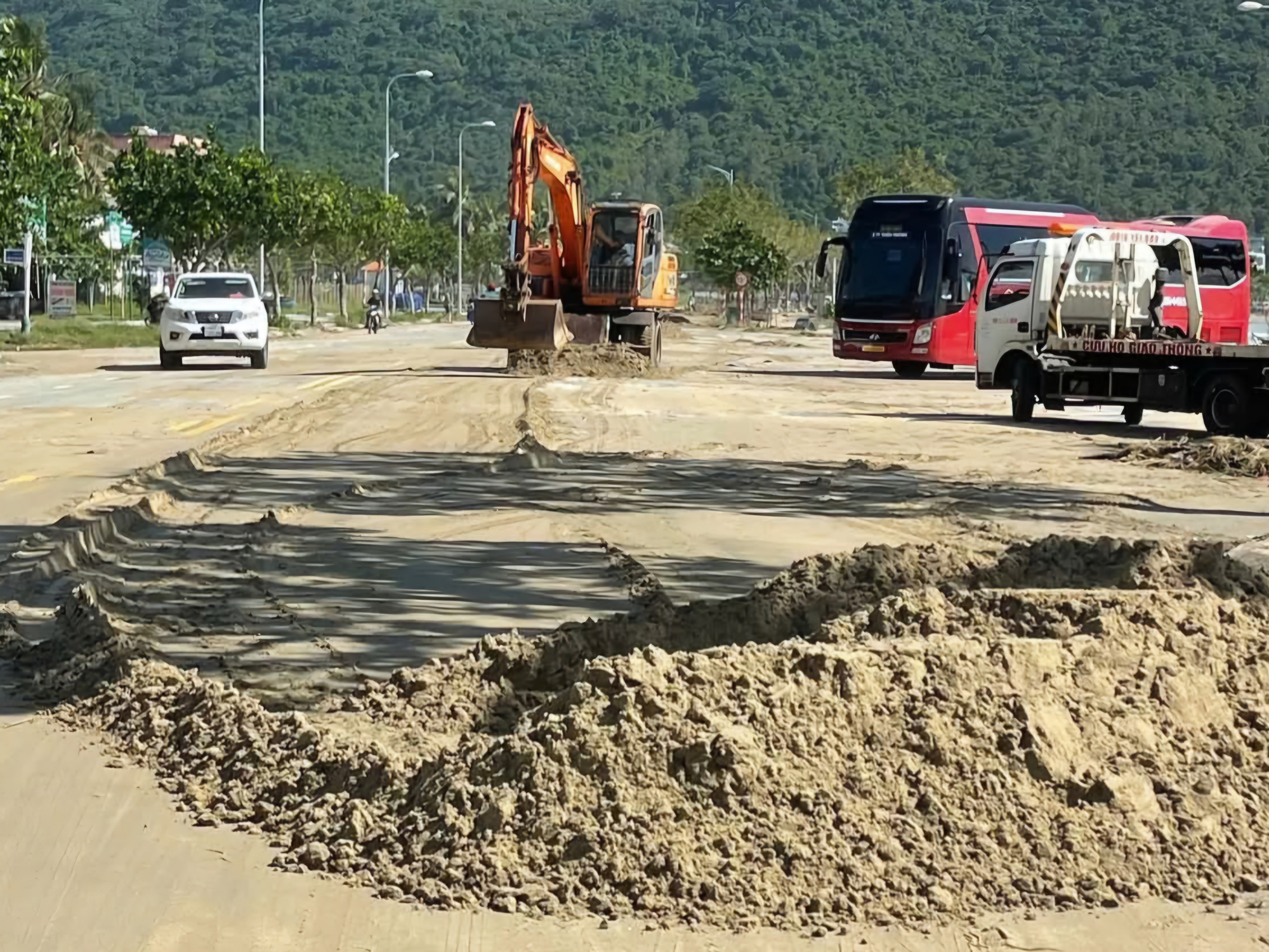 Đà Nẵng ngổn ngang sau bão Kalmaegi, lực lượng vũ trang xắn tay khắc phục - Ảnh 1.