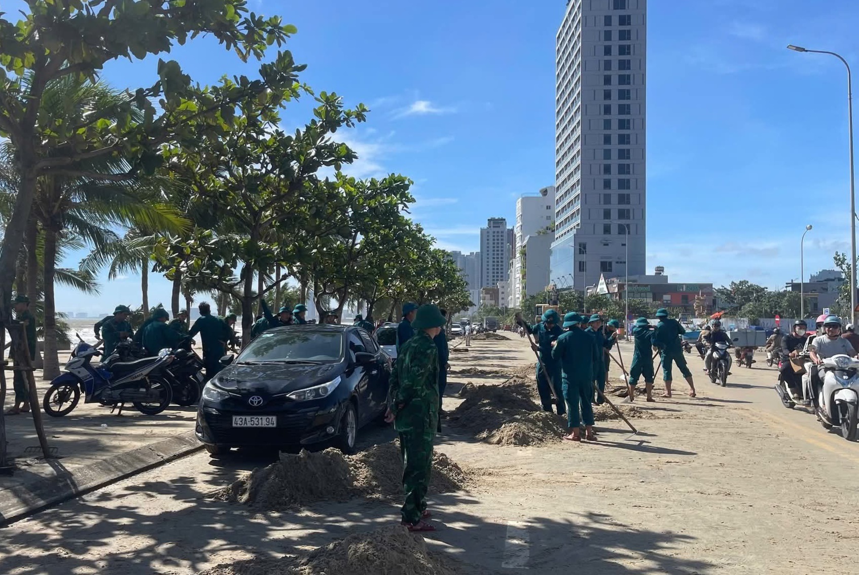 Đà Nẵng ngổn ngang sau bão Kalmaegi, lực lượng vũ trang xắn tay khắc phục - Ảnh 6. Đà Nẵng ngổn ngang sau bão Kalmaegi, lực lượng vũ trang xắn tay khắc phục - Ảnh 6.