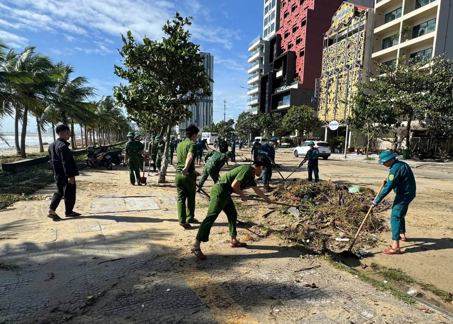 Đà Nẵng ngổn ngang sau bão Kalmaegi, lực lượng vũ trang xắn tay khắc phục - Ảnh 3. Đà Nẵng ngổn ngang sau bão Kalmaegi, lực lượng vũ trang xắn tay khắc phục - Ảnh 3.