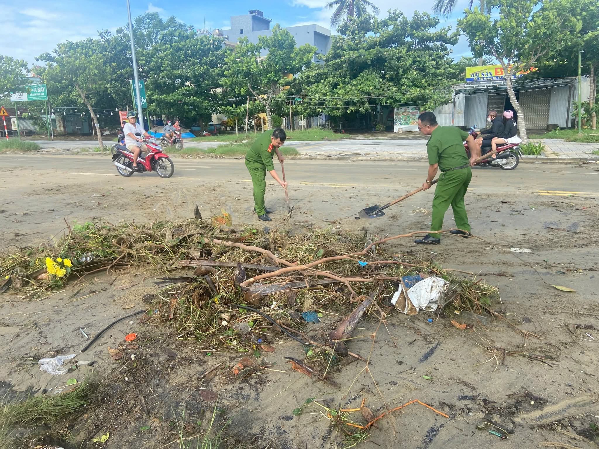 Đà Nẵng ngổn ngang sau bão Kalmaegi, lực lượng vũ trang xắn tay khắc phục - Ảnh 5. Đà Nẵng ngổn ngang sau bão Kalmaegi, lực lượng vũ trang xắn tay khắc phục - Ảnh 5.