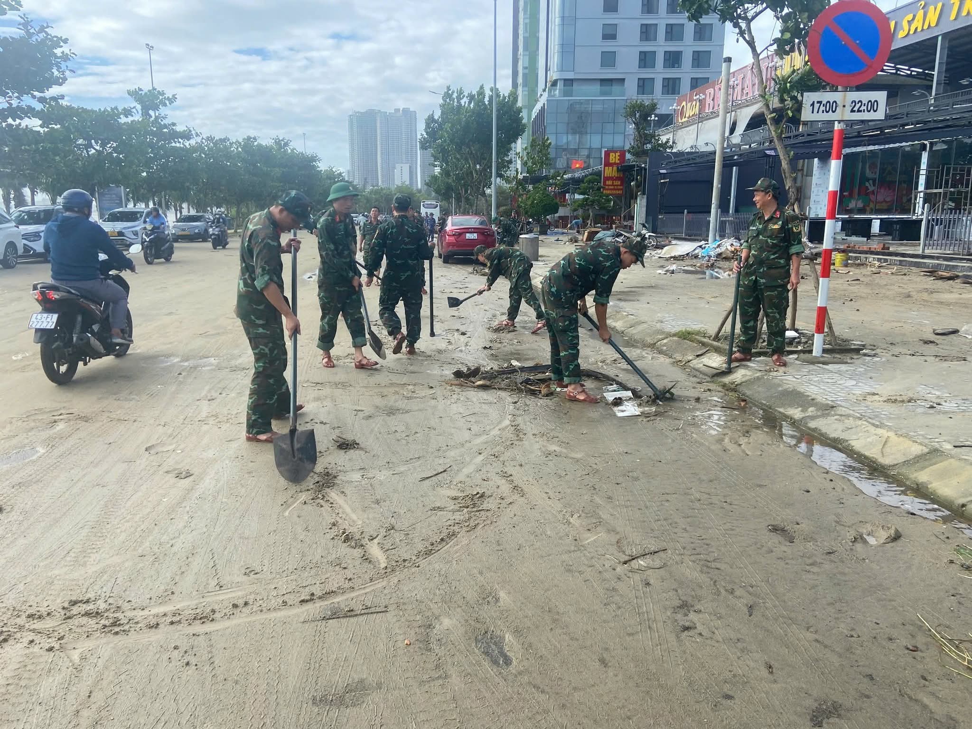 Đà Nẵng ngổn ngang sau bão Kalmaegi, lực lượng vũ trang xắn tay khắc phục - Ảnh 4. Đà Nẵng ngổn ngang sau bão Kalmaegi, lực lượng vũ trang xắn tay khắc phục - Ảnh 4.