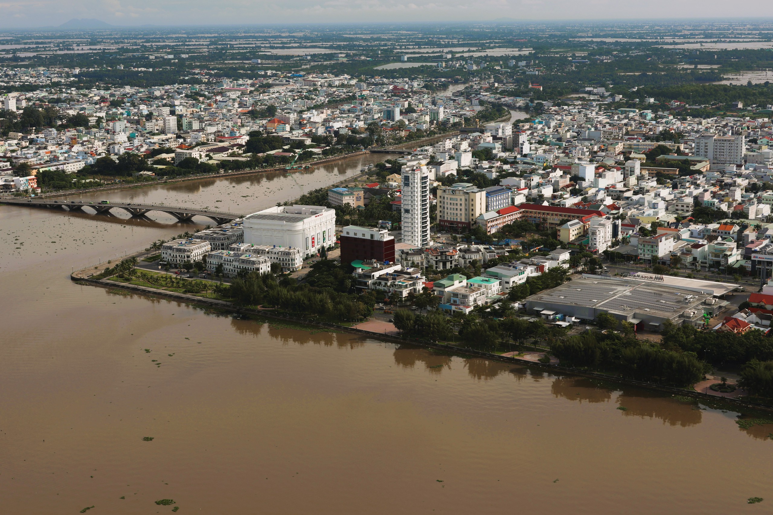 Phường Rạch Giá đông dân nhất cả nước, nhìn từ trực thăng quân sự- Ảnh 8. Phường Rạch Giá đông dân nhất cả nước, nhìn từ trực thăng quân sự- Ảnh 8.