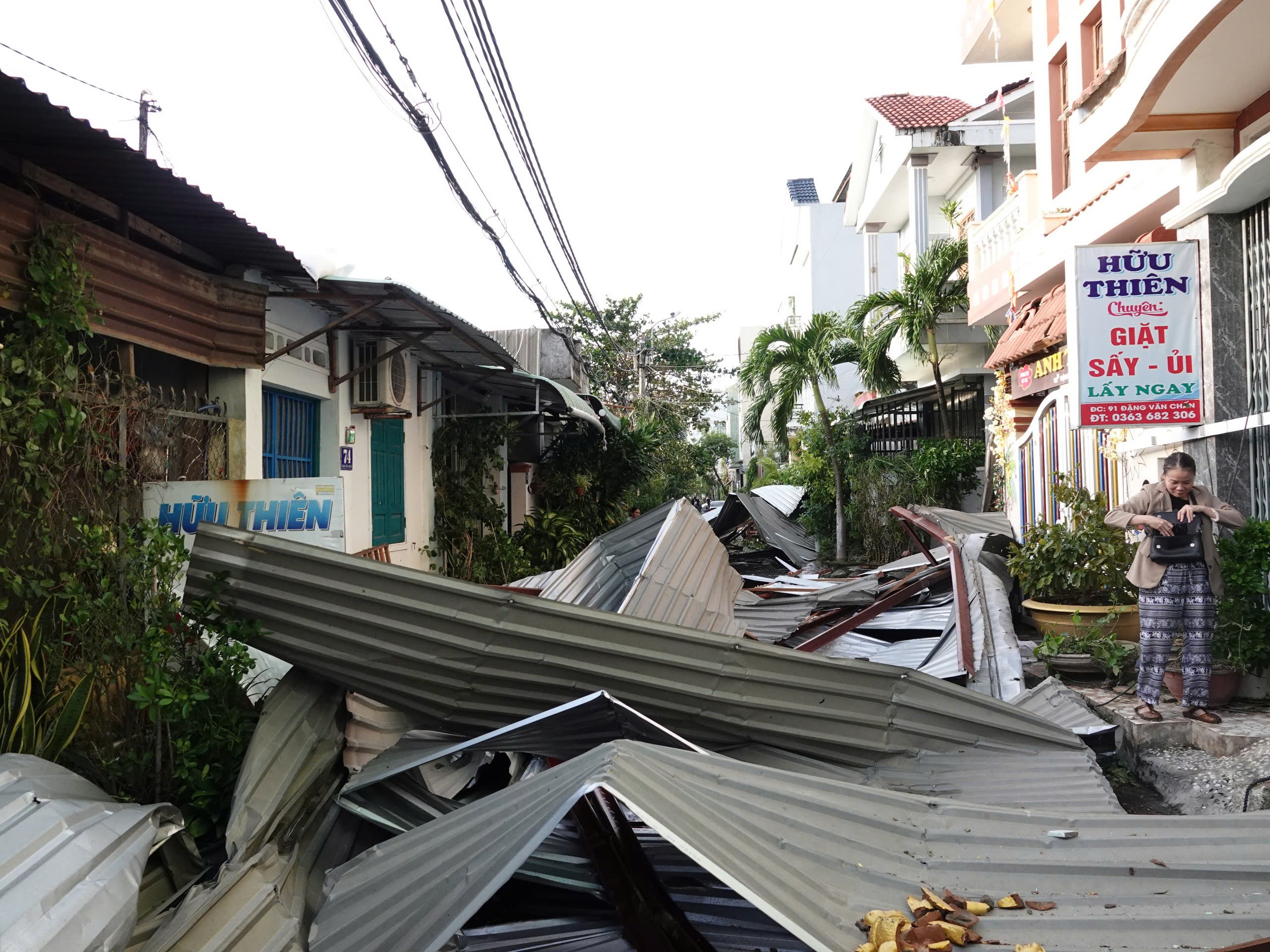 Gia Lai: Hơn 3.500 nhà dân bị sập, tốc mái do bão Kalmaegi - Ảnh 1.