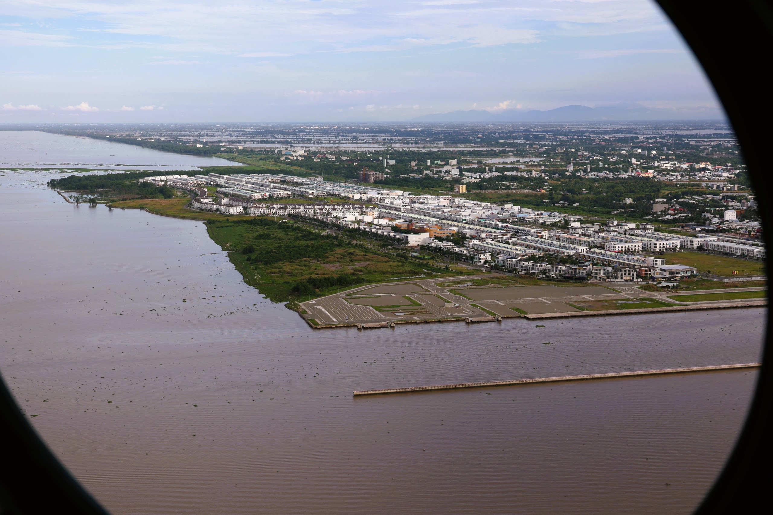 Phường Rạch Giá đông dân nhất cả nước, nhìn từ trực thăng quân sự- Ảnh 9. Phường Rạch Giá đông dân nhất cả nước, nhìn từ trực thăng quân sự- Ảnh 9.