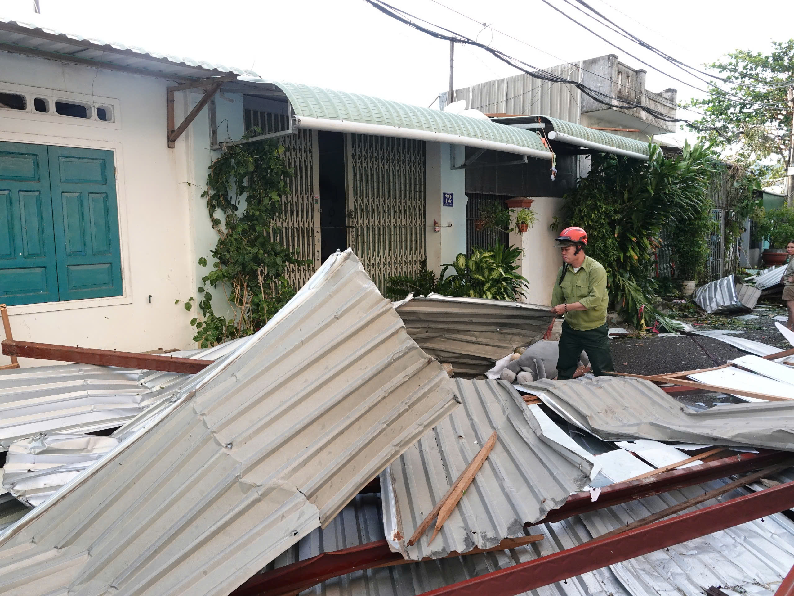 Gia Lai: Hơn 3.500 nhà dân bị sập, tốc mái do bão Kalmaegi - Ảnh 4.