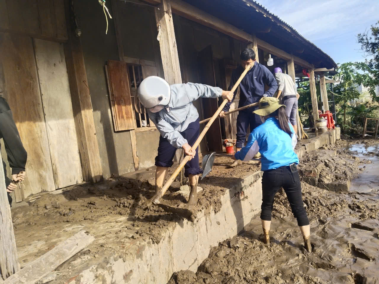 Hàng ngàn đoàn viên thanh niên Gia Lai giúp dân khắc phục hậu quả bão Kalmaegi - Ảnh 1. Hàng ngàn đoàn viên thanh niên Gia Lai giúp dân khắc phục hậu quả bão Kalmaegi - Ảnh 1.