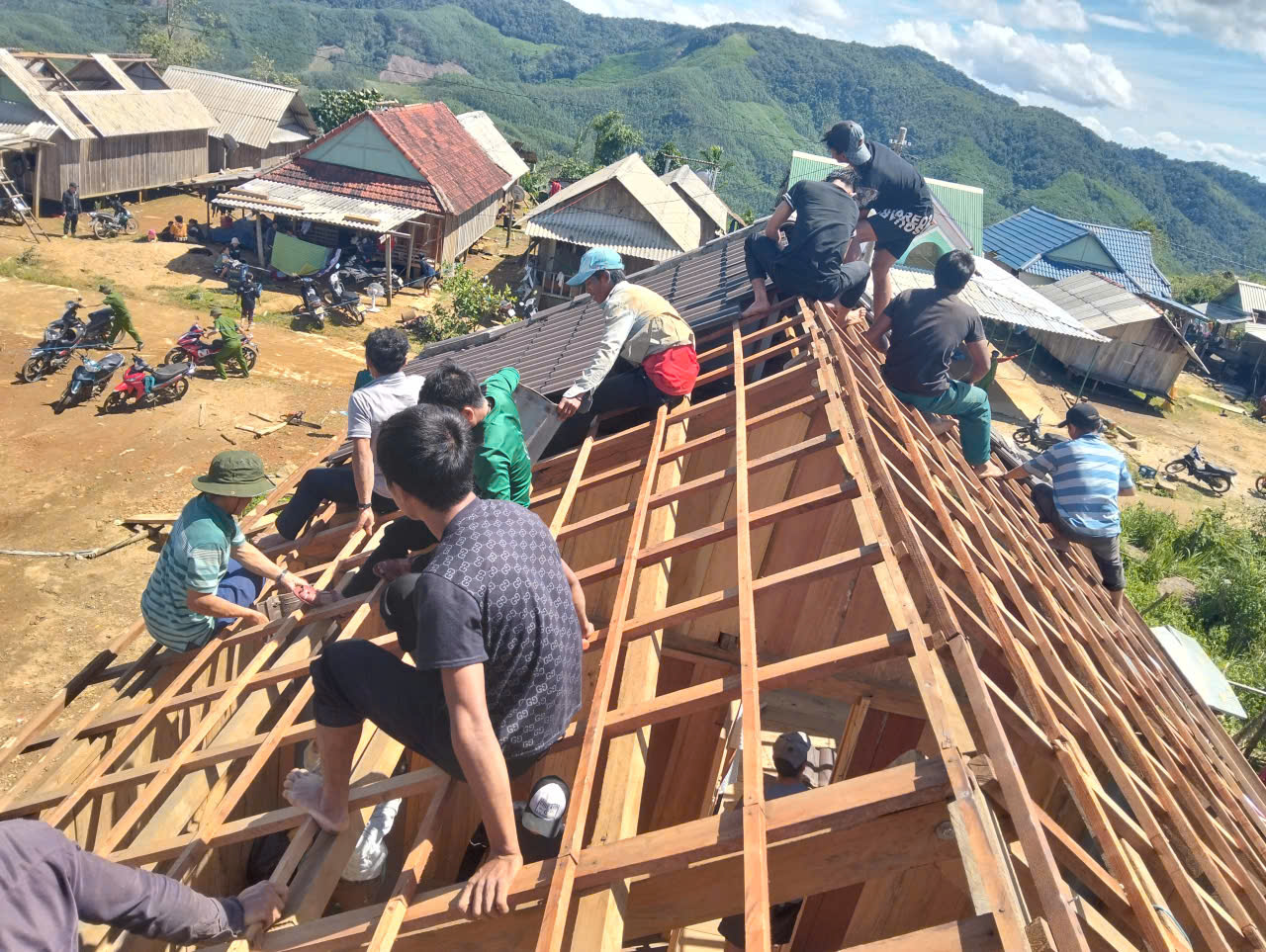 Hàng ngàn đoàn viên thanh niên Gia Lai giúp dân khắc phục hậu quả bão Kalmaegi - Ảnh 2. Hàng ngàn đoàn viên thanh niên Gia Lai giúp dân khắc phục hậu quả bão Kalmaegi - Ảnh 2.