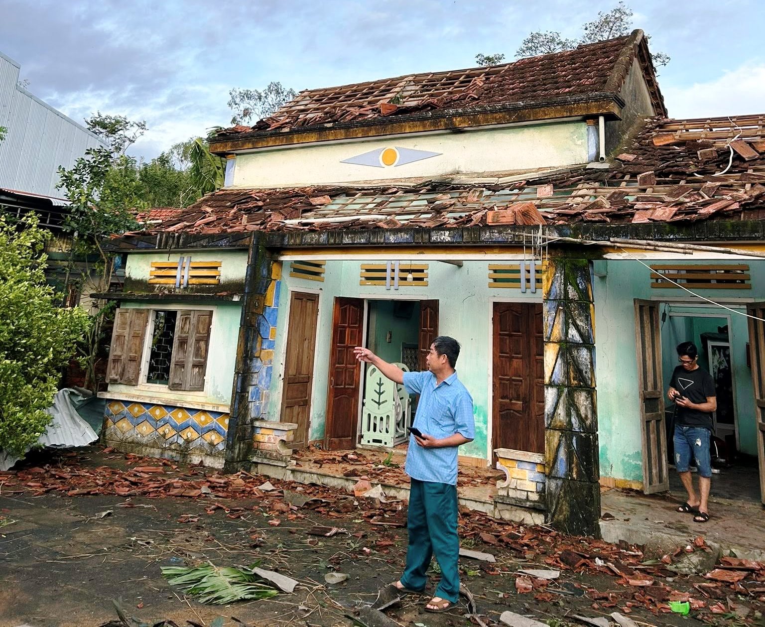 "Lốc xoáy quét chỉ mấy giây mà mọi thứ tan hoang' - Ảnh 2.
