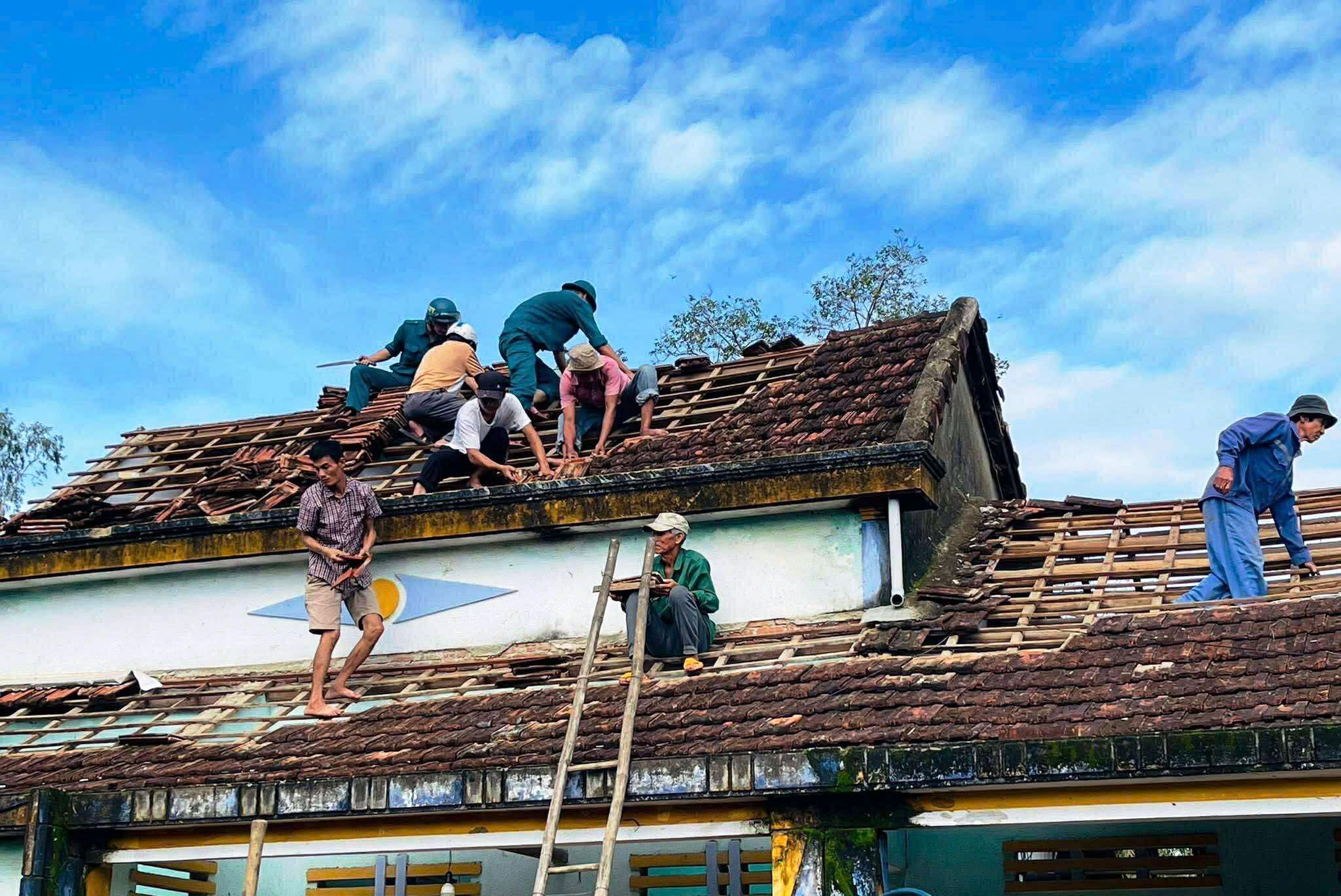 "Lốc xoáy quét chỉ mấy giây mà mọi thứ tan hoang' - Ảnh 3.