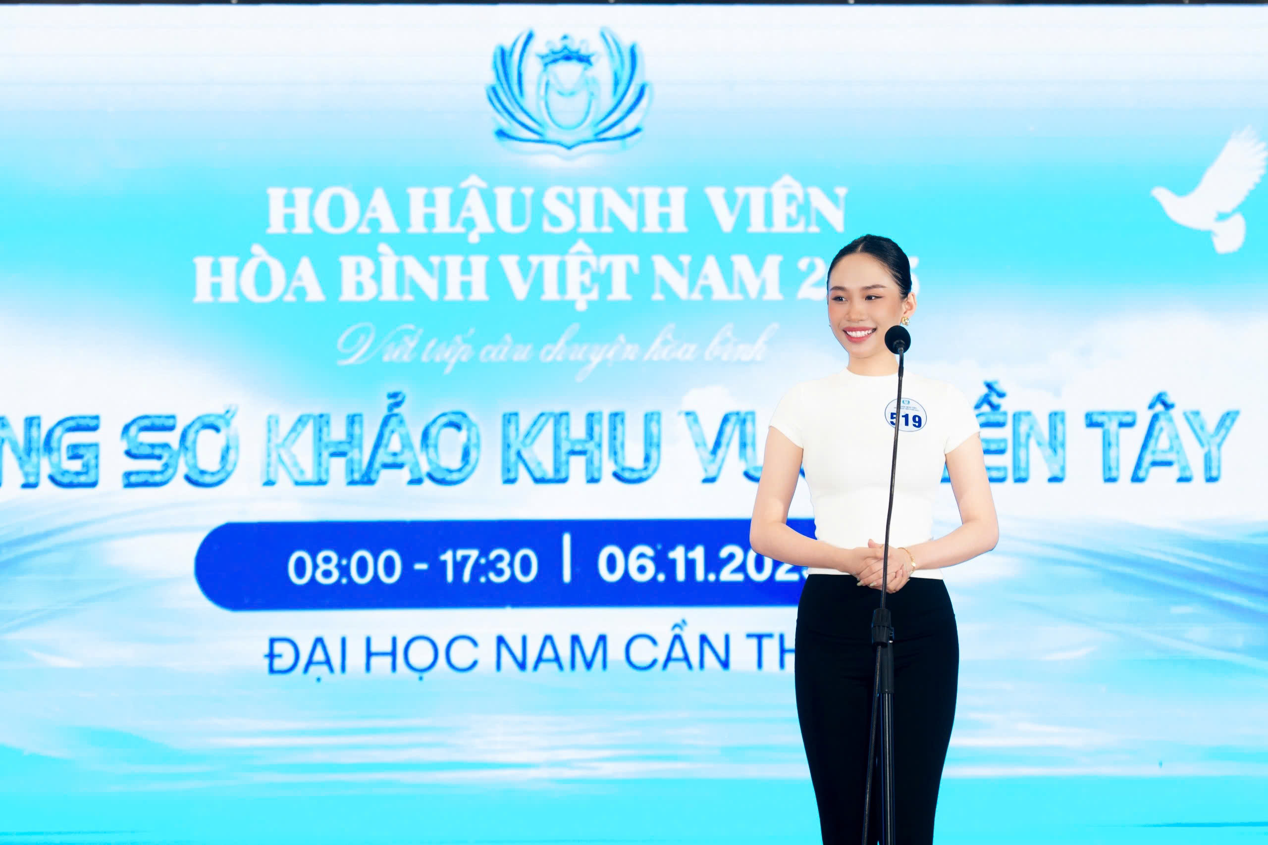 Nữ sinh h&aacute;t giống Lệ Quy&ecirc;n - Ảnh 1.