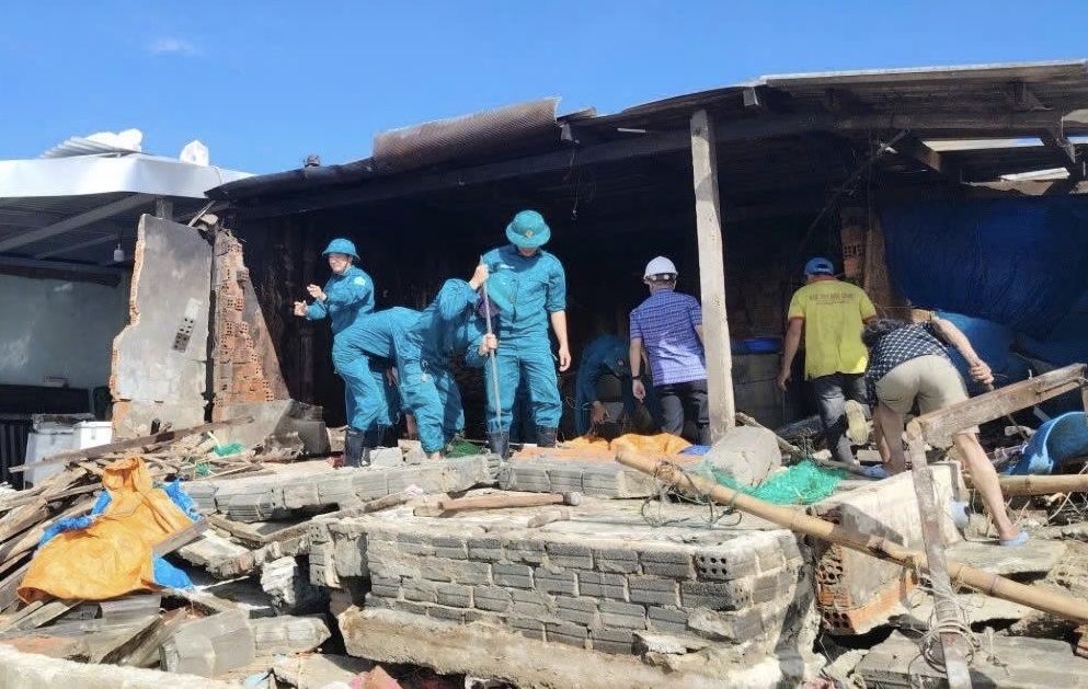 Nhà dân, kè và đường ven biển Quảng Ngãi tan hoang sau bão Kalmaegi- Ảnh 2. Nhà dân, kè và đường ven biển Quảng Ngãi tan hoang sau bão Kalmaegi- Ảnh 2.