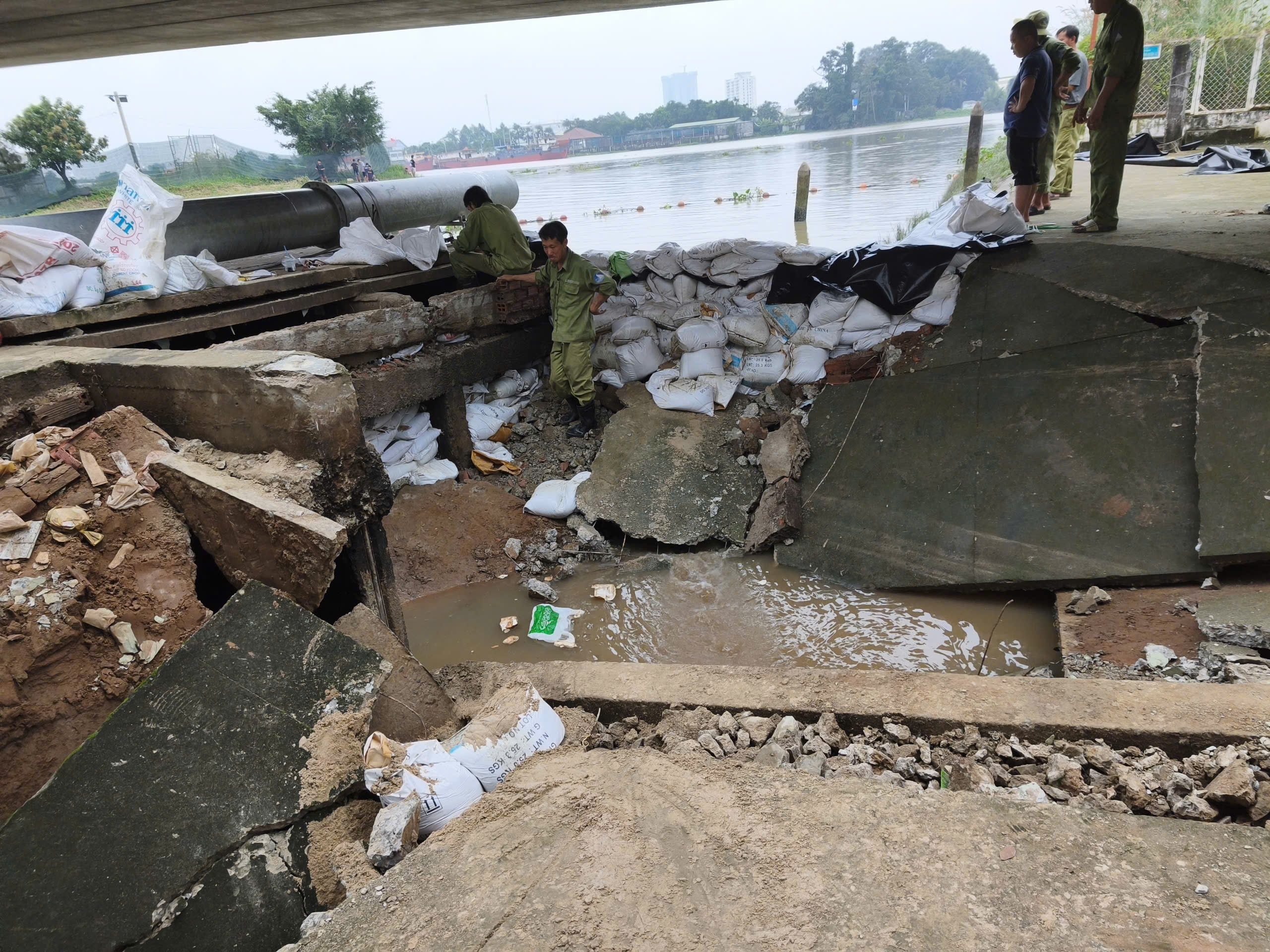 Đã kiểm soát sự cố vỡ cống ngăn triều tại rạch Ba Thôn , TP . HCM - Ảnh 5. Đã kiểm soát sự cố vỡ cống ngăn triều tại rạch Ba Thôn , TP . HCM - Ảnh 5.