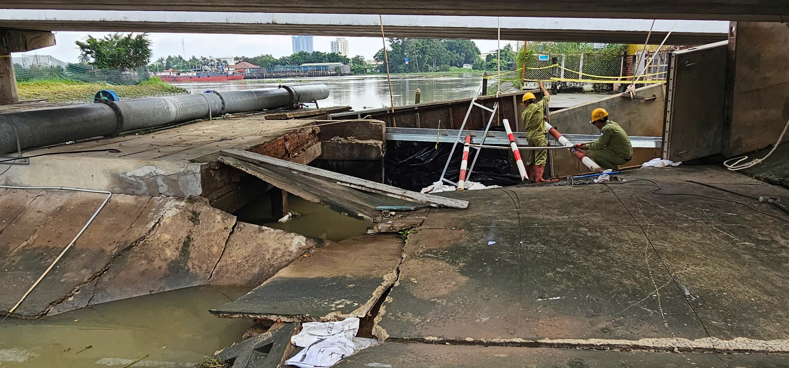 Đã kiểm soát sự cố vỡ cống ngăn triều tại rạch Ba Thôn , TP . HCM - Ảnh 2. Đã kiểm soát sự cố vỡ cống ngăn triều tại rạch Ba Thôn , TP . HCM - Ảnh 2.
