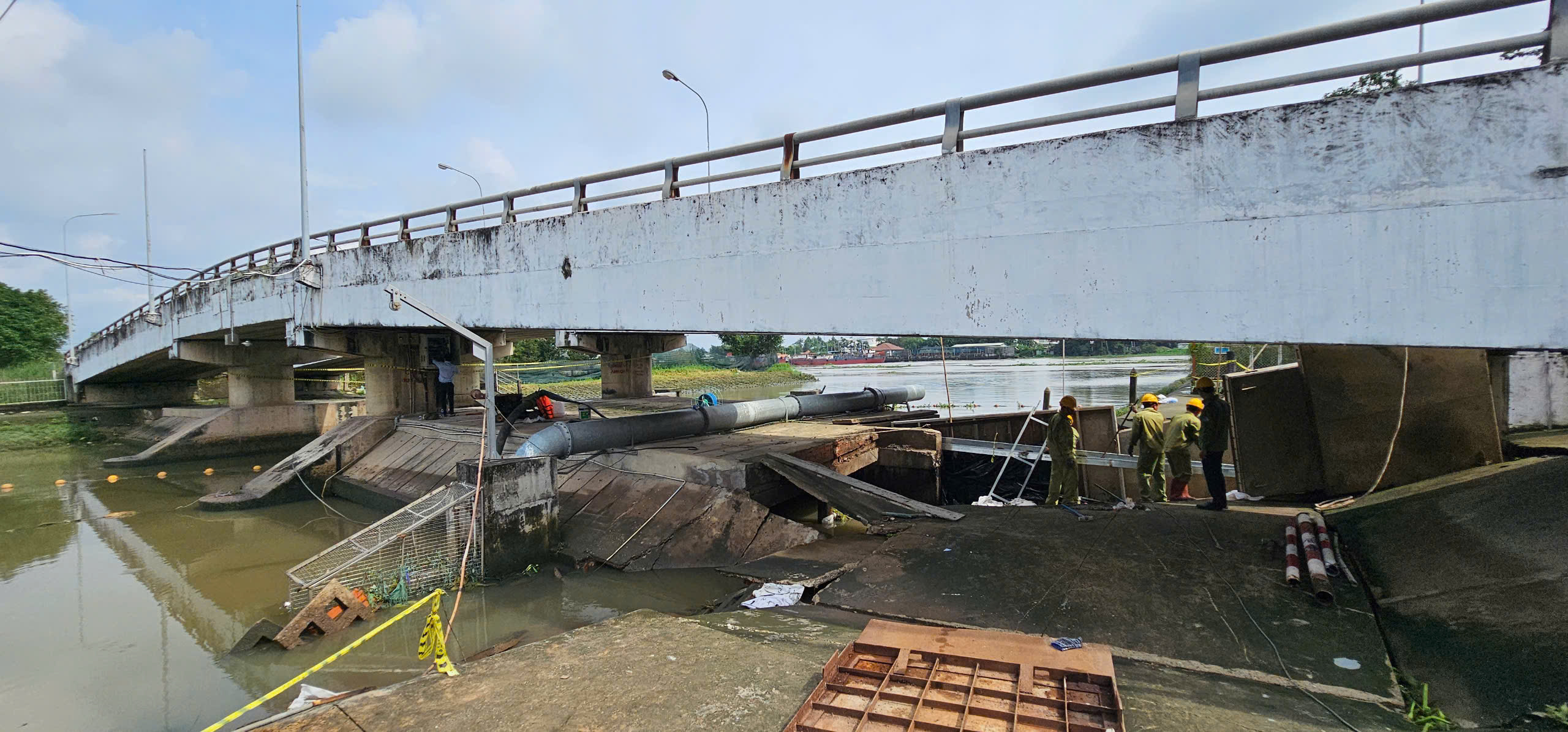 Đã kiểm soát sự cố vỡ cống ngăn triều tại rạch Ba Thôn , TP . HCM - Ảnh 3. Đã kiểm soát sự cố vỡ cống ngăn triều tại rạch Ba Thôn , TP . HCM - Ảnh 3.