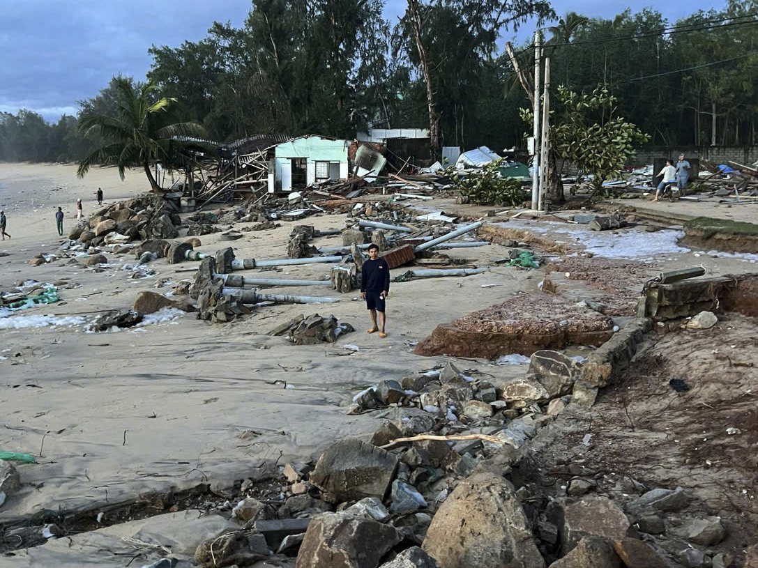 Quảng Ngãi: Cận cảnh hàng loạt nhà tốc mái, đường sá bị 'băm nát' sau bão - Ảnh 19.